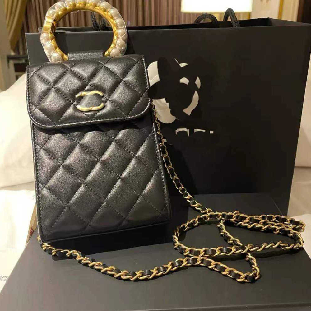 Designer Women Bag Pearl Handle Handbag Mobile Phone Bag Female Messenger Bag Light Luxury 2022 Versatile Single Shoulder Diagonal Bag Black
Designer Women Bag Pearl Handle Handbag Mobile Phone Bag Female Messenger Bag Light Luxury 2022 Versatile Single Shoulder Diagonal Bag Black