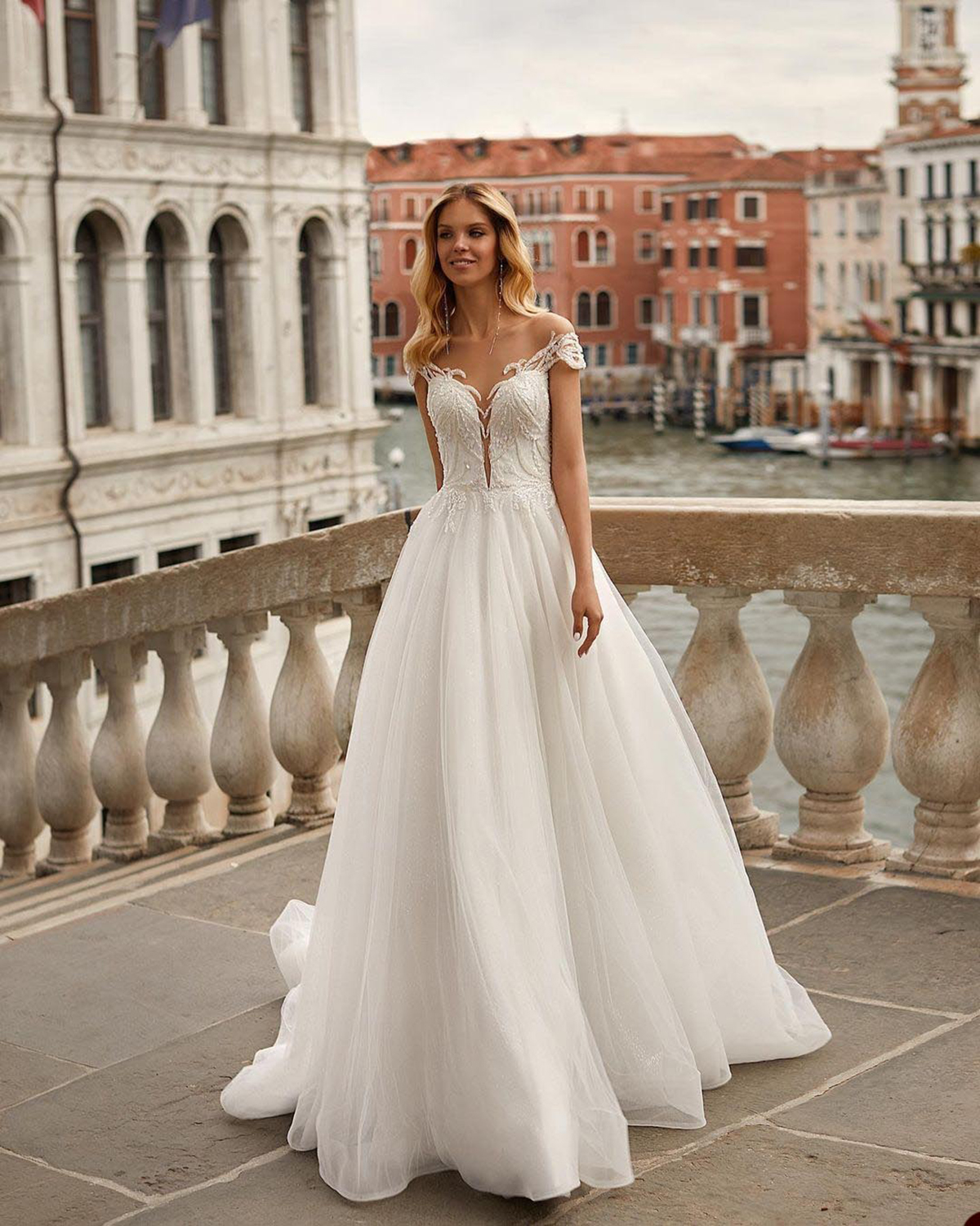 Elegant A-line Wedding Dresses V-neck Off the Shoulder Applicants on Tulle Zipper Court Gown Custom Made Plus Size Bridal Dress Vestidos De Novia