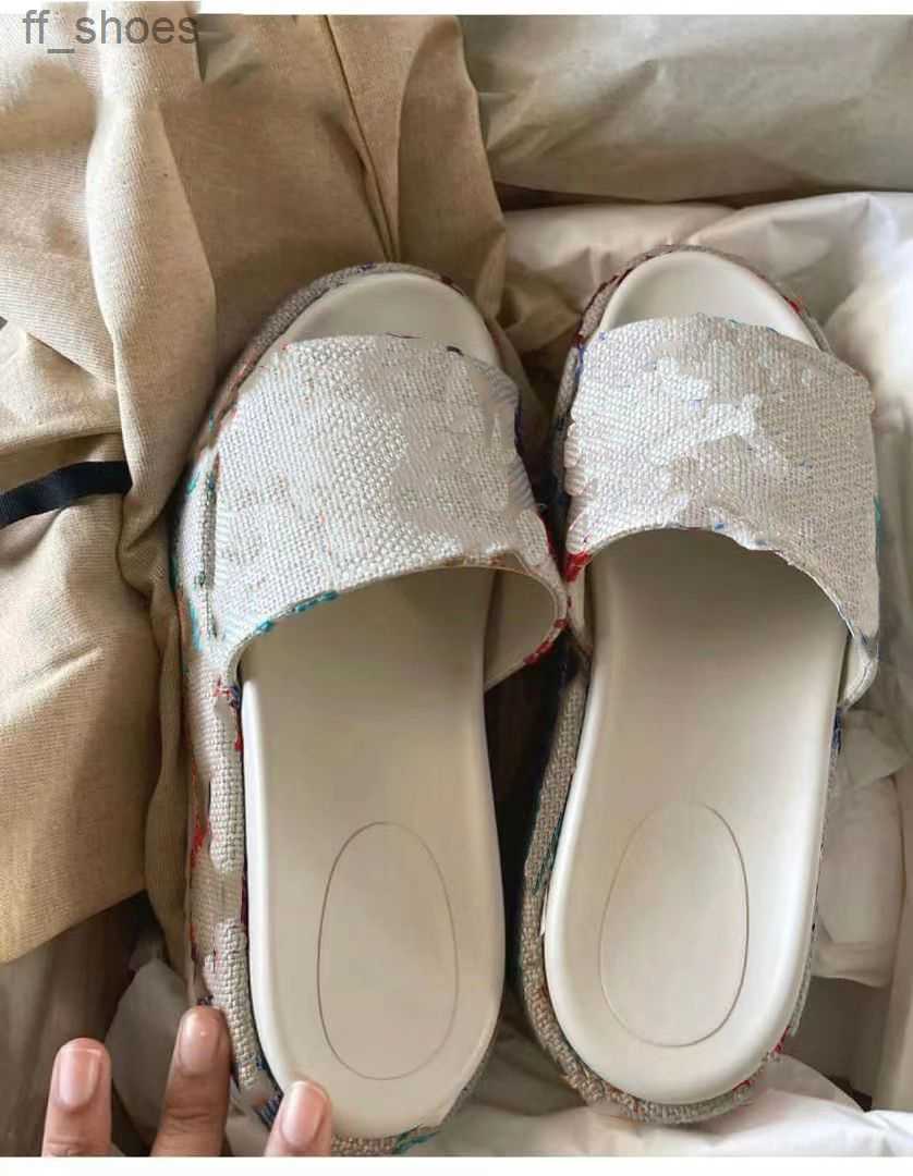 2023 Women Luxury Designer Sandals Slippers Leather Summer Flat Slipper Embroidery Fashion Beach Woman Big Head Rainbow Letters 35-42 with Box, G1
2023 Women Luxury Designer Sandals Slippers Leather Summer Flat Slipper Embroidery Fashion Beach Woman Big Head Rainbow Letters 35-42 with Box, G1