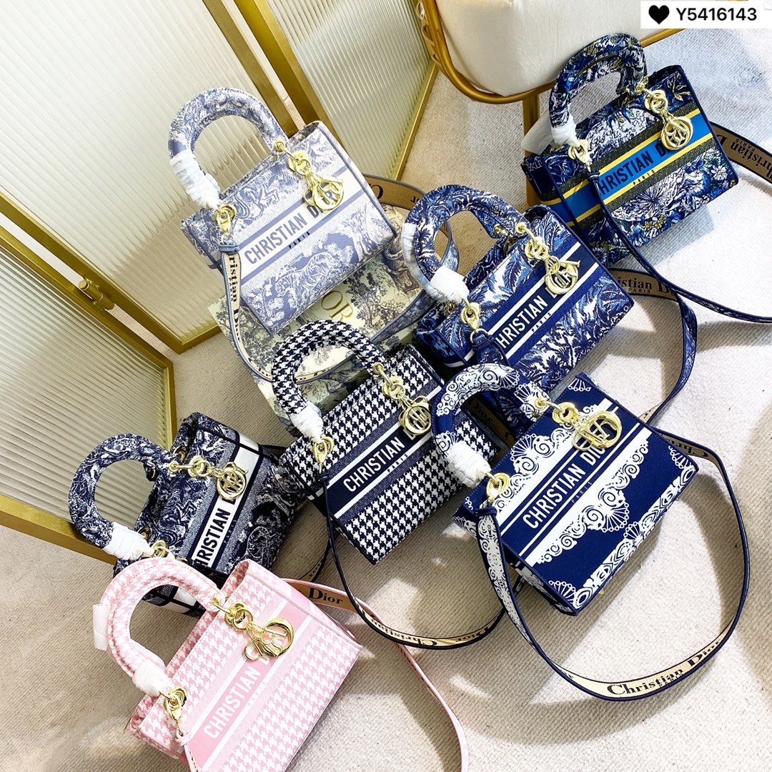 Dior Lady Classic Diana Bag High Quality Designer Bags Ladies Handbags In Shoulder Bags Purse Women Bag With Box
Dior Lady Classic Diana Bag High Quality Designer Bags Ladies Handbags In Shoulder Bags Purse Women Bag With Box