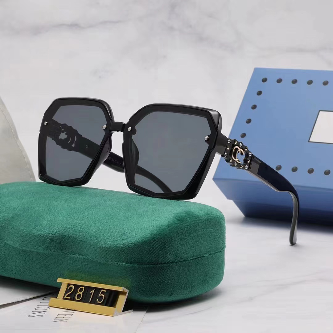 Designer sunglasses fashion polarized UV resistant Luxury sunglasses for women men letter Beach shading glasses with box very good
Designer sunglasses fashion polarized UV resistant Luxury sunglasses for women men letter Beach shading glasses with box very good