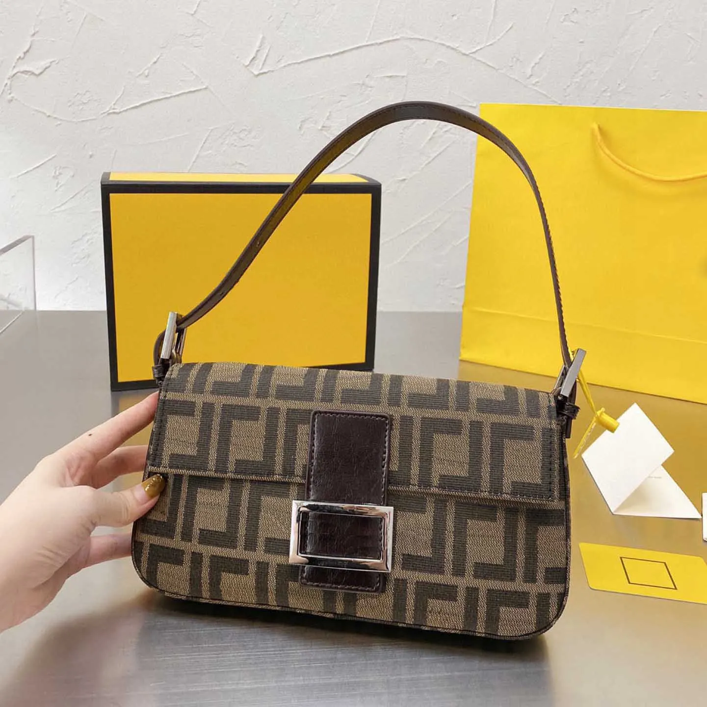 2023 FF bag designer bag classic imitation brand splicing canvas letter buckle shoulder bag all-match commuting chain party armpit bag, Color1
2023 FF bag designer bag classic imitation brand splicing canvas letter buckle shoulder bag all-match commuting chain party armpit bag, Color1