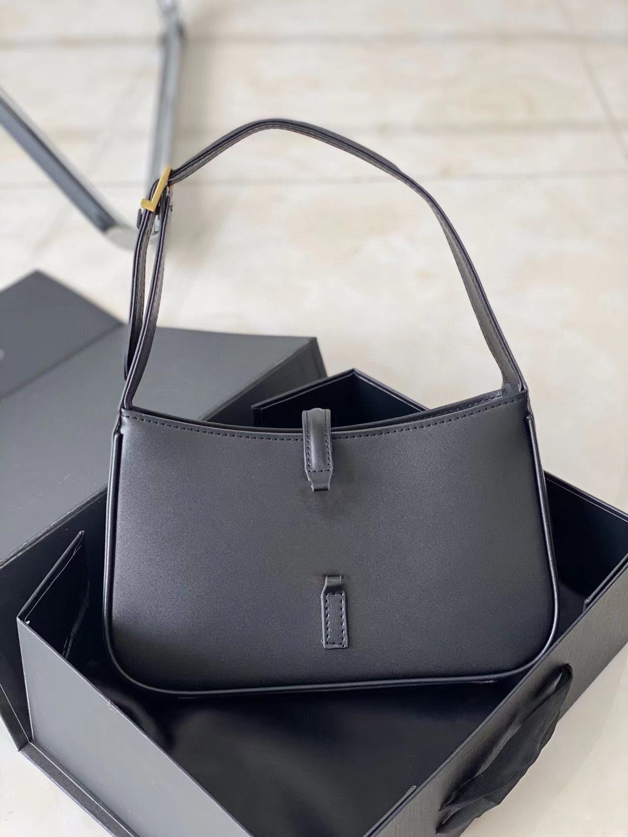 Women Designer Shoulder Bags Armbag Hobos Leather Purse 4 Colors Ladies Fashion Handbag, White
Women Designer Shoulder Bags Armbag Hobos Leather Purse 4 Colors Ladies Fashion Handbag, White