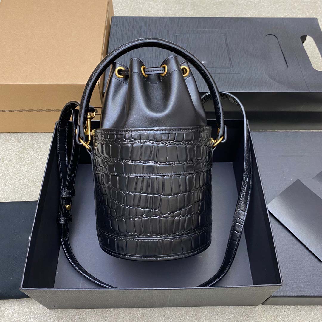 2023 Chain designer bag quality messenger box wholesale women bags classic handbag shoulder bag fashion handbags shoulder luxurys metal chain, Black
2023 Chain designer bag quality messenger box wholesale women bags classic handbag shoulder bag fashion handbags shoulder luxurys metal chain, Black