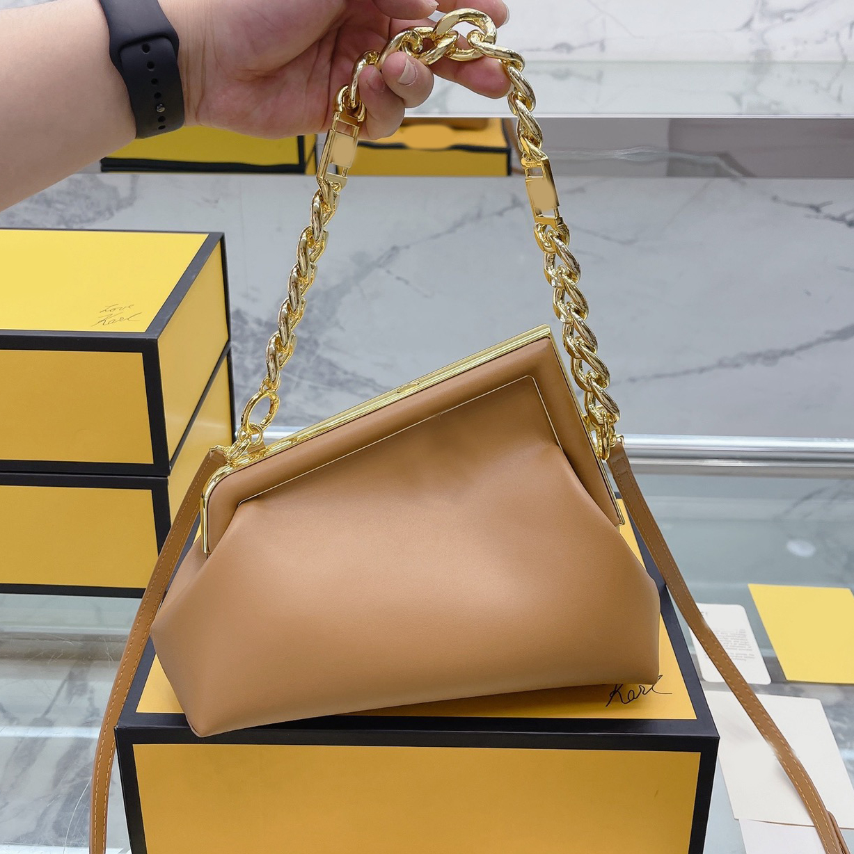Chain bag Clutch Bags Crossbody Luxury Designer Brand Bags Fashion Shoulder Handbags Women Letter Purse Phone Wallet Metallic Plain first, Pic with logo 22x20cm
Chain bag Clutch Bags Crossbody Luxury Designer Brand Bags Fashion Shoulder Handbags Women Letter Purse Phone Wallet Metallic Plain first, Pic with logo 22x20cm