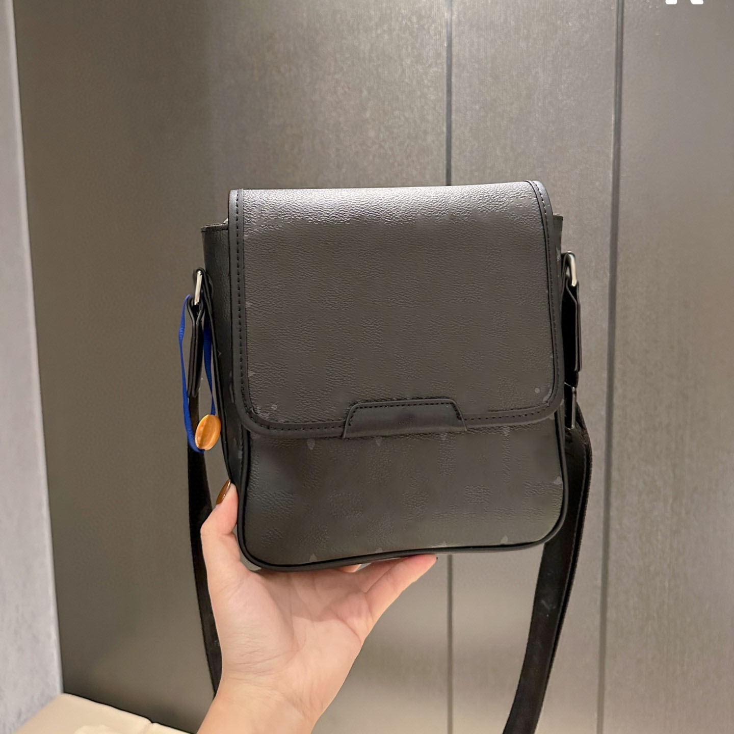 Men PM Messenger Bag Luxurys Designers Monograms Crossbody Shoulder Briefcase bookbag Fashion Mens Totes Handbags Wallet Man Corss body Bags Flip
Men PM Messenger Bag Luxurys Designers Monograms Crossbody Shoulder Briefcase bookbag Fashion Mens Totes Handbags Wallet Man Corss body Bags Flip