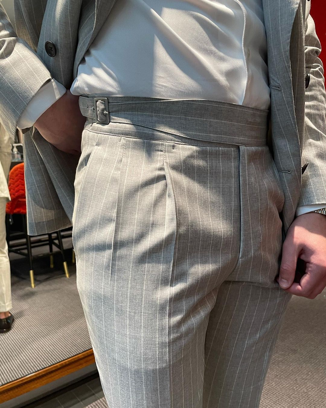 Two Pieces Wedding Tuxedos Men Suits White Stripe Classical Formal Suit Jacket Double Breasted Customized Peaked Lapel Pockets Bridegroom Groomsman Co