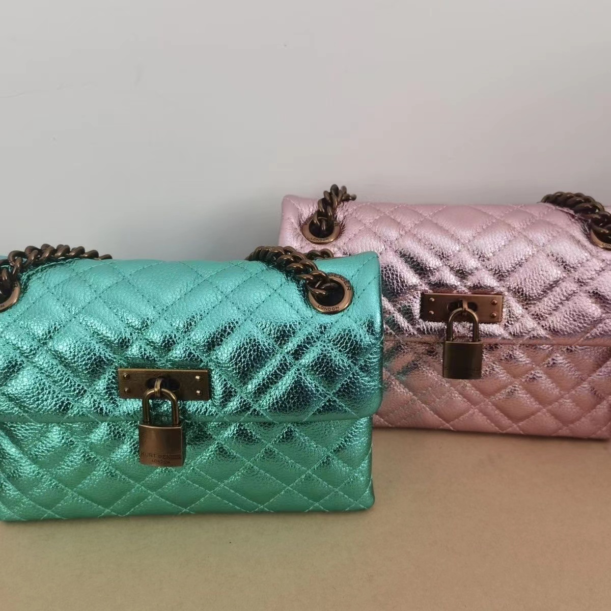London Kurt Geiger Handbag 20cm Pearly Colorful Lock Shoulder Bags Women Cross Body Bag Real Leather Sheepskin Handbag and purse, Green
London Kurt Geiger Handbag 20cm Pearly Colorful Lock Shoulder Bags Women Cross Body Bag Real Leather Sheepskin Handbag and purse, Green