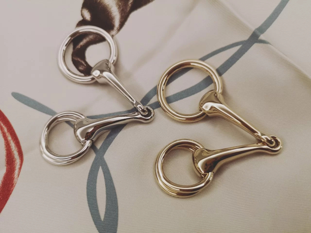 Pins Brooches jackstraw scarf Woggle high-grade chain scarves buckle bit mouth belt buckle three round silk accessories jewelry scarf ring 230731