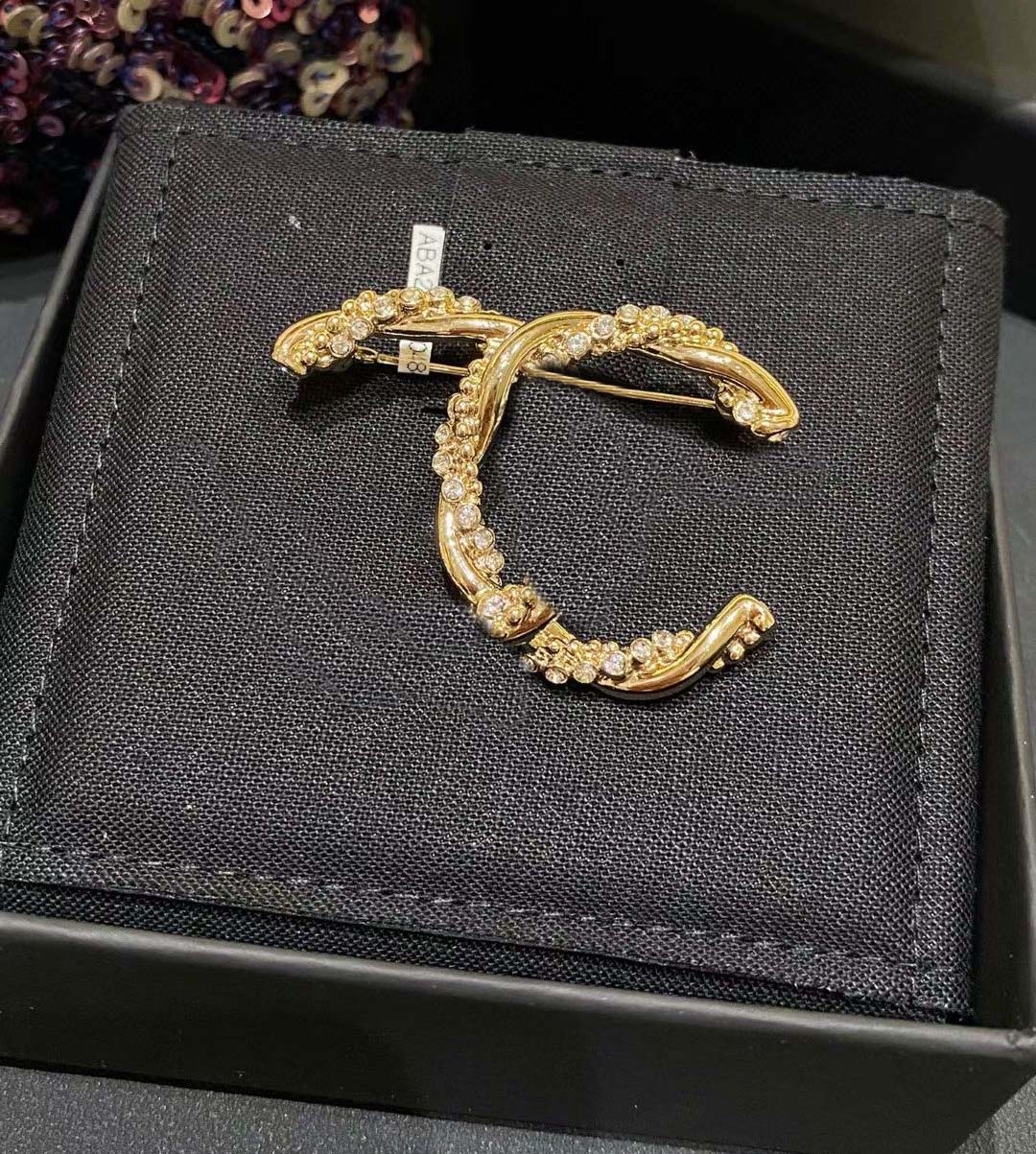 2023 Luxury quality charm brooch with diamond in 18k goldplated have box stamp simple design PS7393B