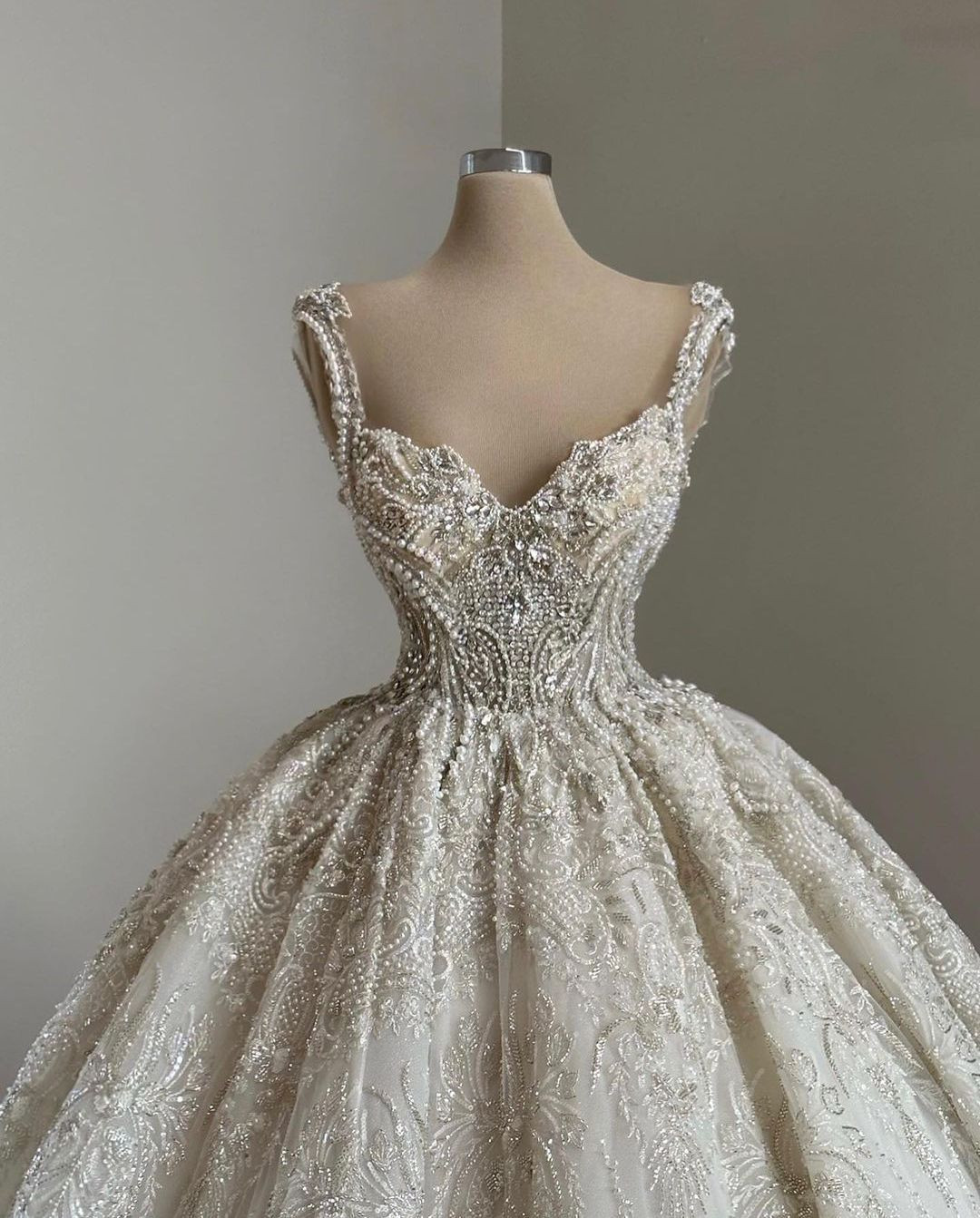 Exquisite Ball Gown Wedding Dresses Sleeveless V Neck Straps Sequins Applique Ruffles Zipper Beads Diamonds Crystals Plus Size Bridal Gowns Vestido de