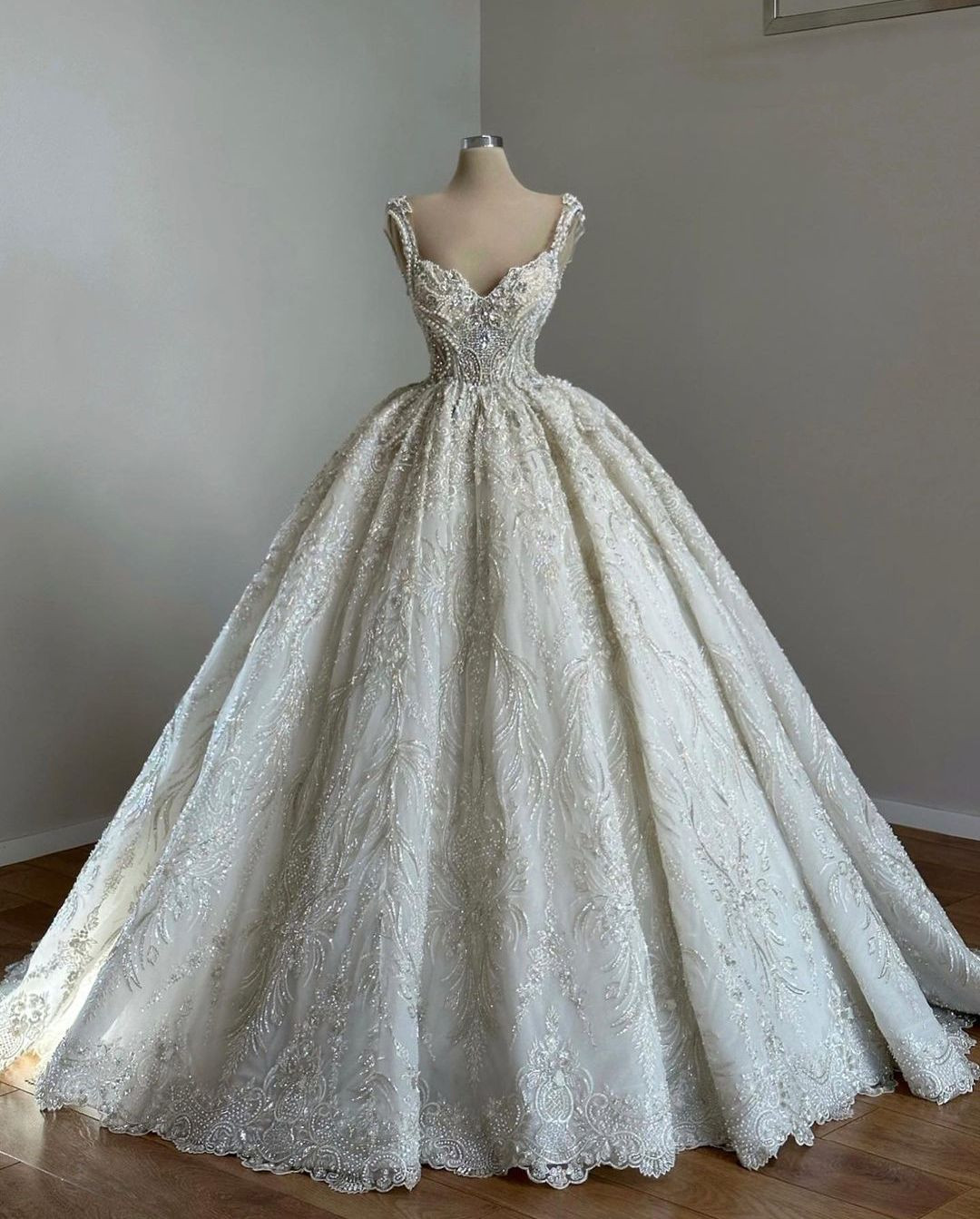 Exquisite Ball Gown Wedding Dresses Sleeveless V Neck Straps Sequins Applique Ruffles Zipper Beads Diamonds Crystals Plus Size Bridal Gowns Vestido de