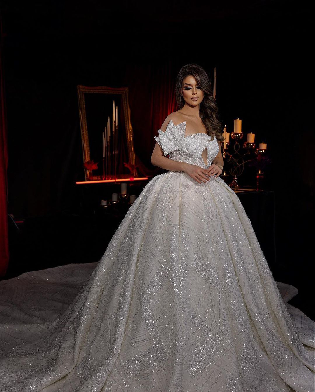 Stylish Ball Gown Wedding Dresses Sleeveless Bateau Sequins Appliques Dias or Length Beads Lace-up 3D Lace Crystals Bridal Gowns Dress Vestido de novi