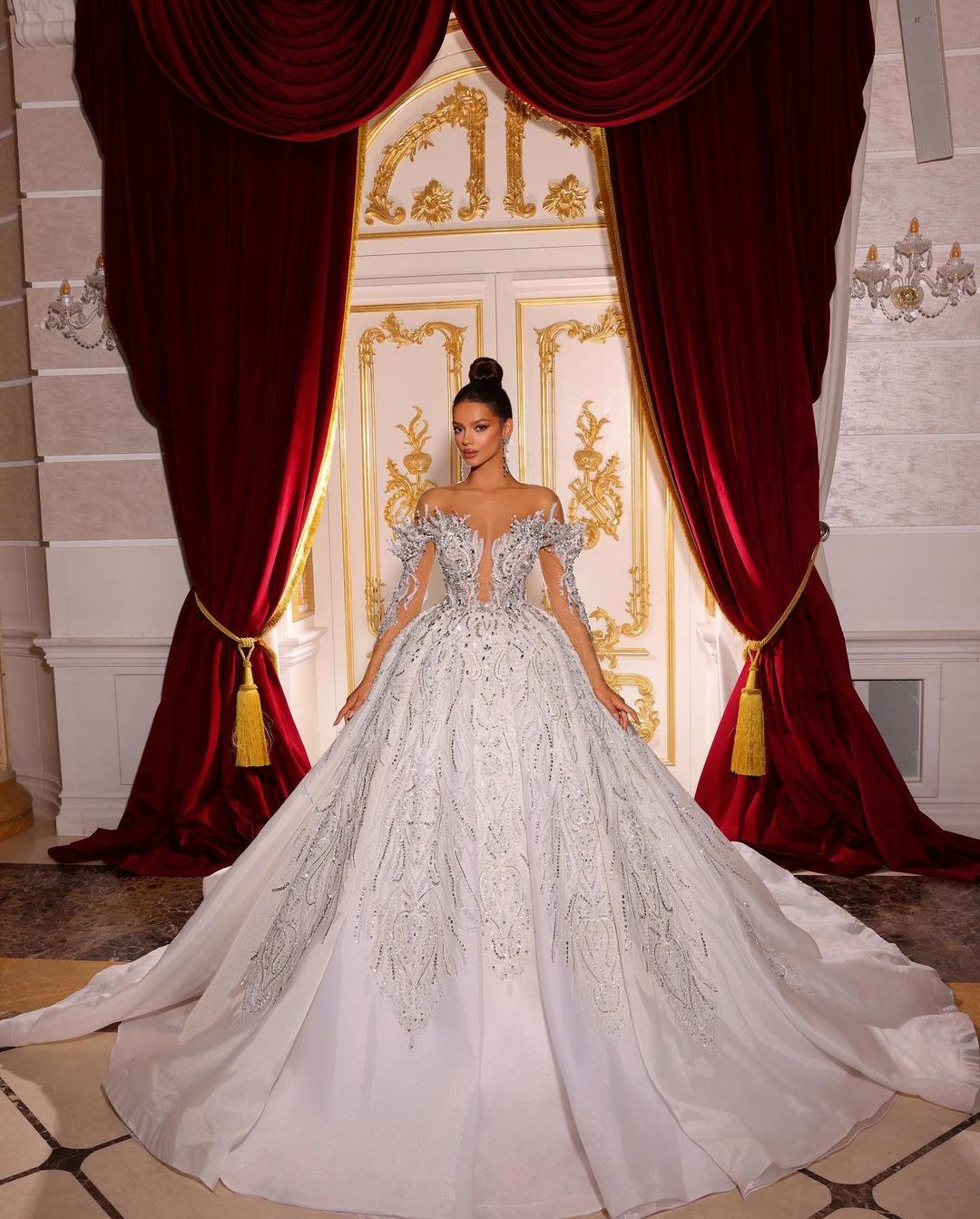 Luxury Ball Gown Wedding Dresses Long Sleeves V Neck Sequins Appliques Diamonds Floor Length Beads Lace-up 3D Lace Crystals Bridal Gowns Dress Vestido