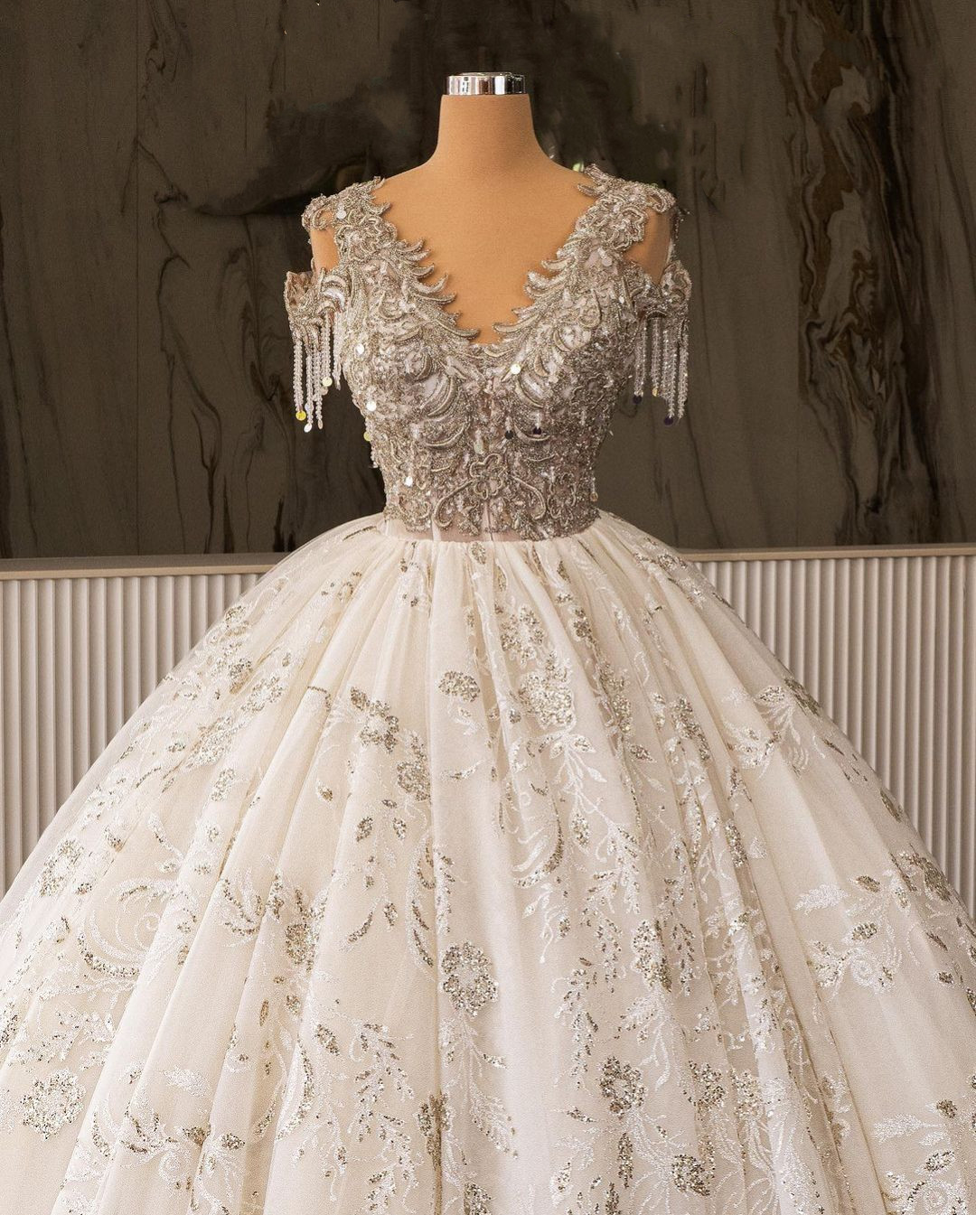 Luxury Ball Gown Wedding Dresses Sleeveless V Neck Straps Tassel Sequins Applique Ruffles Beads Diamonds Crystals 3D Lace Plus Size Bridal Gowns Vesti