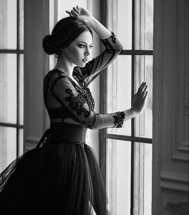 2023 Vintage Bobemian A Line Wedding Dresses V Neck Black Lace Crystal Beads Tulle Gothic With Long Sleeves Sexy Sheer Top Slit Skirt Bridal Gowns Cri