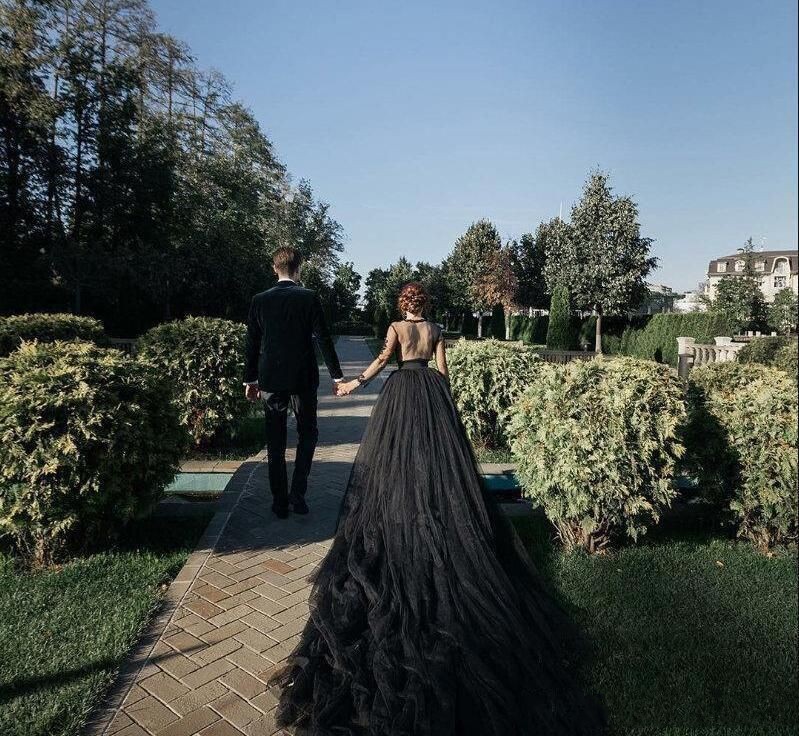2023 Vintage Bobemian A Line Wedding Dresses V Neck Black Lace Crystal Beads Tulle Gothic With Long Sleeves Sexy Sheer Top Slit Skirt Bridal Gowns Cri