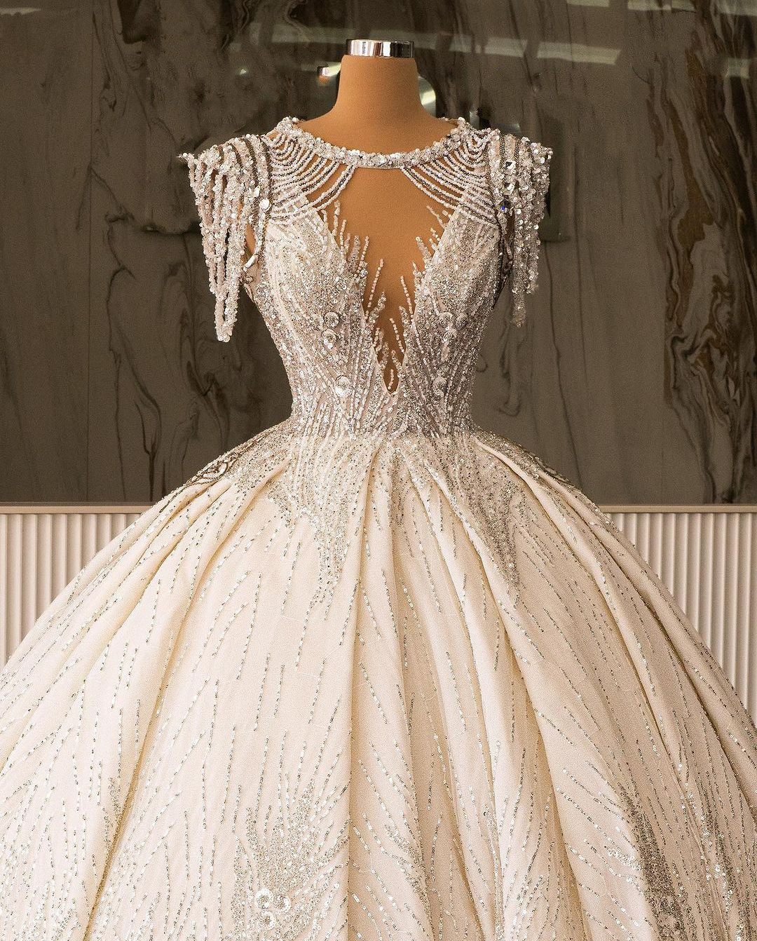 Exquisite Ball Gown Wedding Dresses Sleeveless V Neck Halter Sequins Applique Ruffles Lace-up Beads Diamonds Crystals Plus Size Bridal Gowns Vestido d