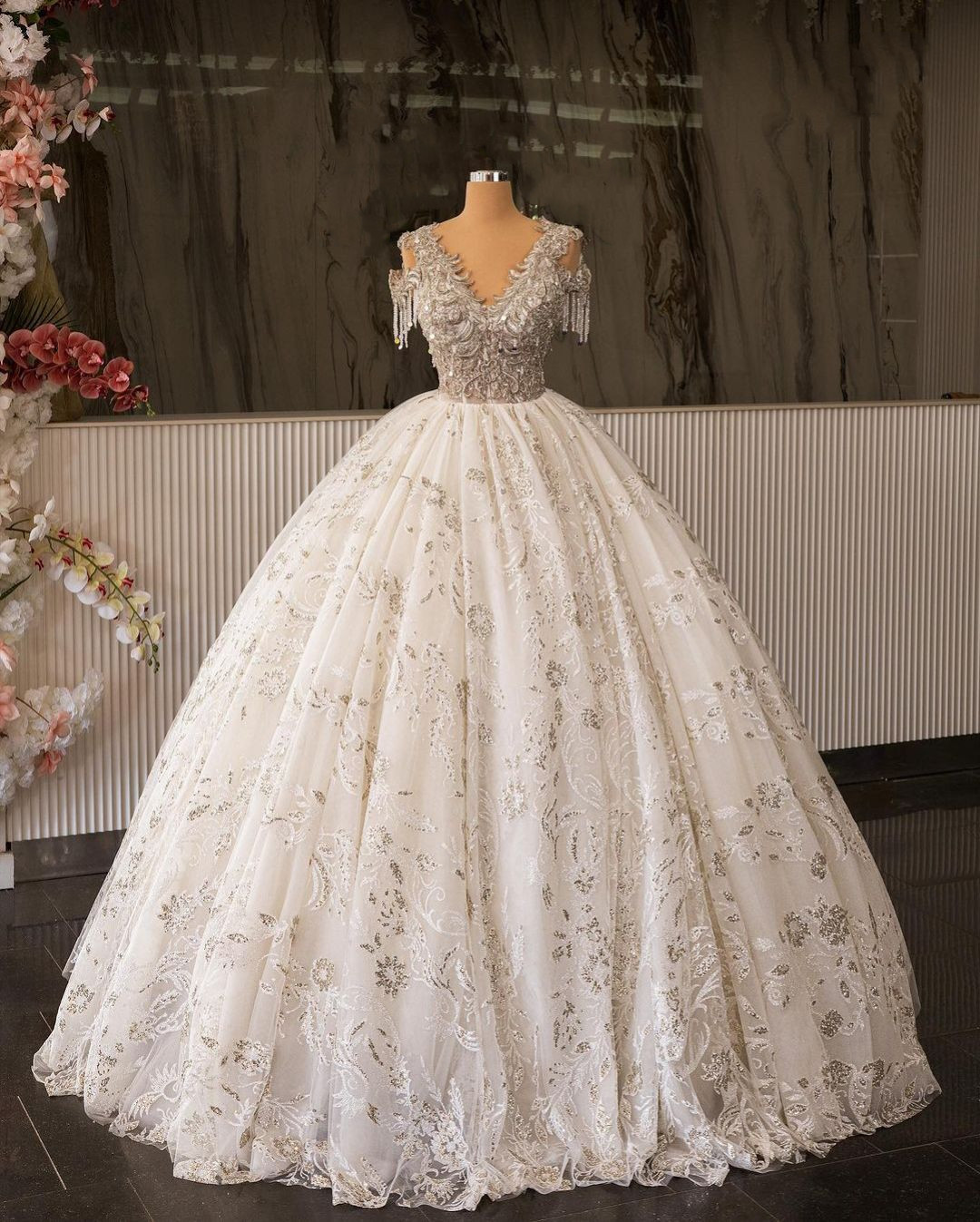 Luxury Ball Gown Wedding Dresses Sleeveless V Neck Straps Tassel Sequins Applique Ruffles Beads Diamonds Crystals 3D Lace Plus Size Bridal Gowns Vesti