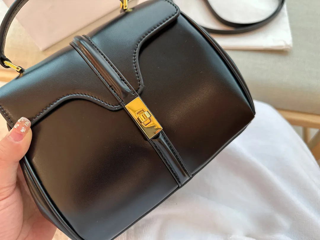 Top Designer Women Bag Fashion Shoulder Bag Luxurys handbags Metal Locking Clamshell Design Purse Mini Bag 2023 Crossbody Bags 2023new