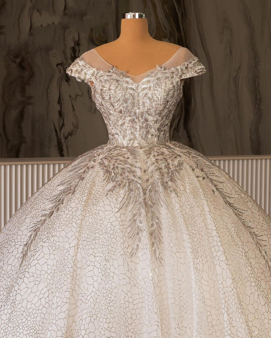 Elegant Ball Gown Wedding Dresses Sleeveless V Neck Sequins Applique Ruffles Zipper3D Lace Plus Size Lace-up Beads Bridal Gowns Vestido de novia