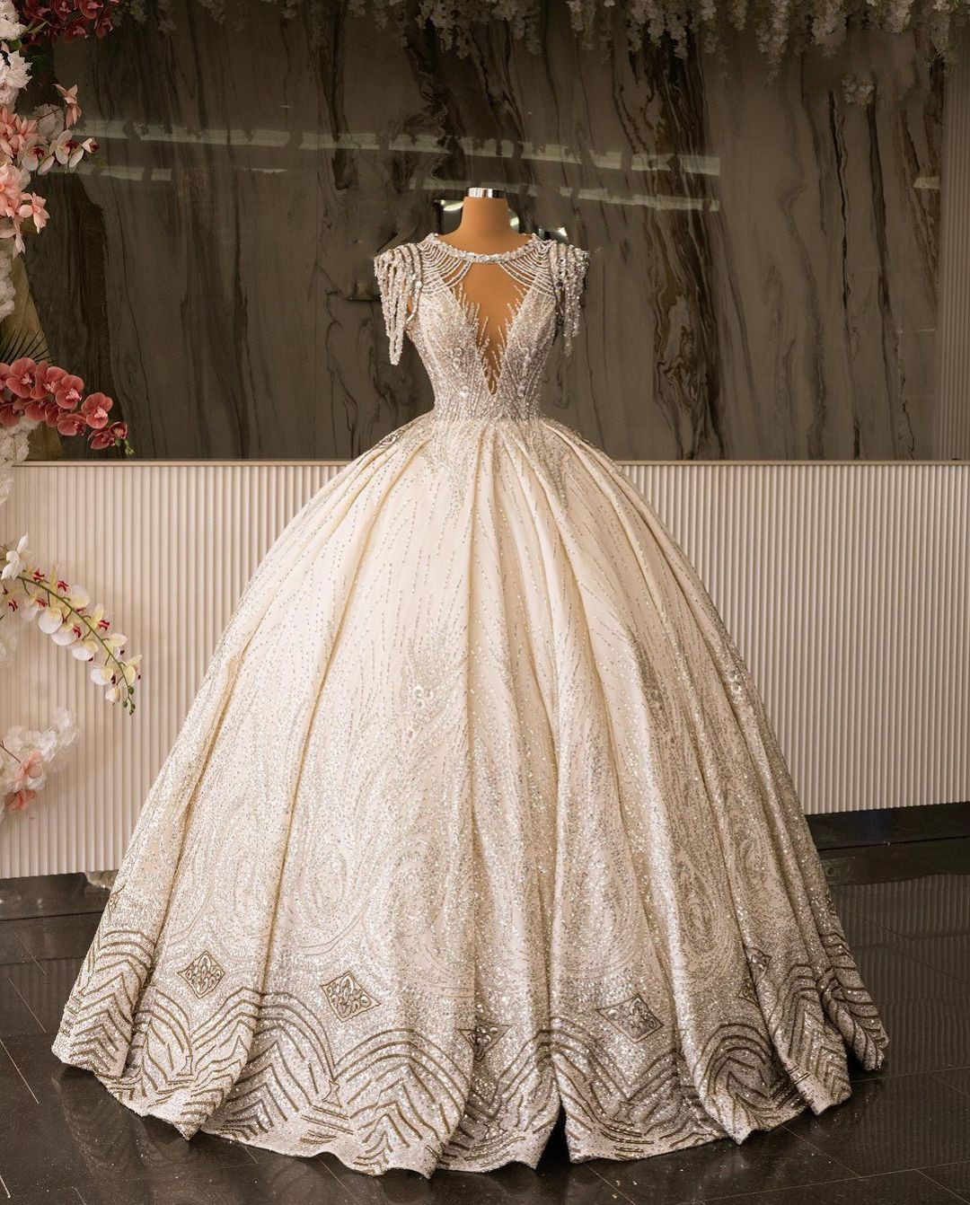 Exquisite Ball Gown Wedding Dresses Sleeveless V Neck Halter Sequins Applique Ruffles Lace-up Beads Diamonds Crystals Plus Size Bridal Gowns Vestido d