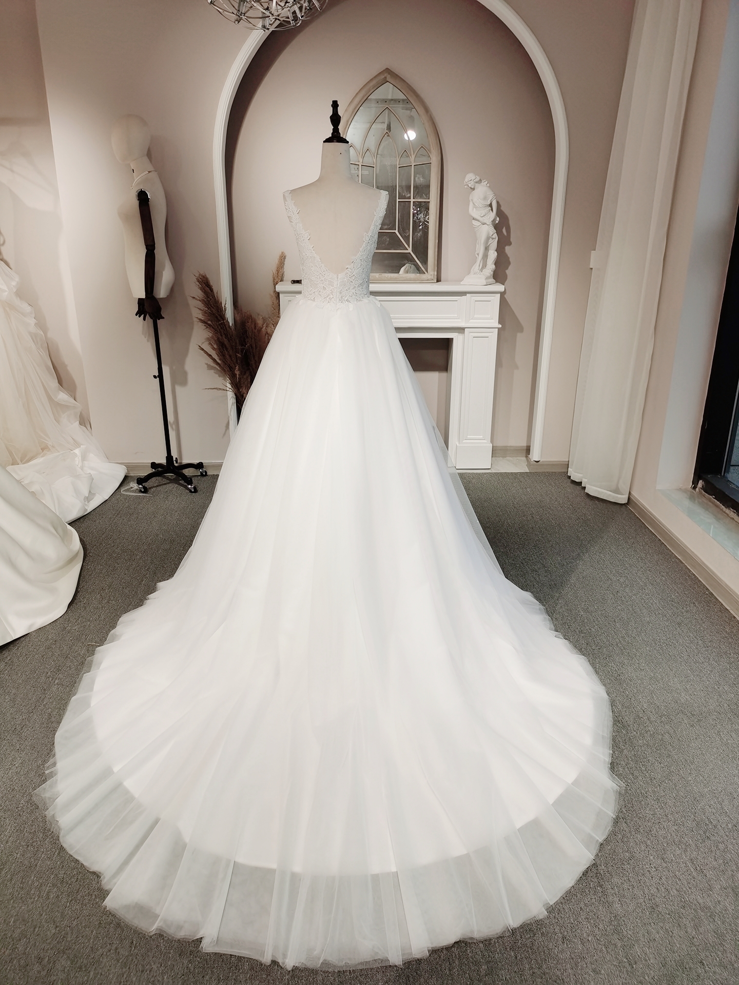 Elegant Ivory A Line Wedding Dresses V-Neck Sleeveless Lace Appliques Chapel Train Long Tulle Bridal Gowns