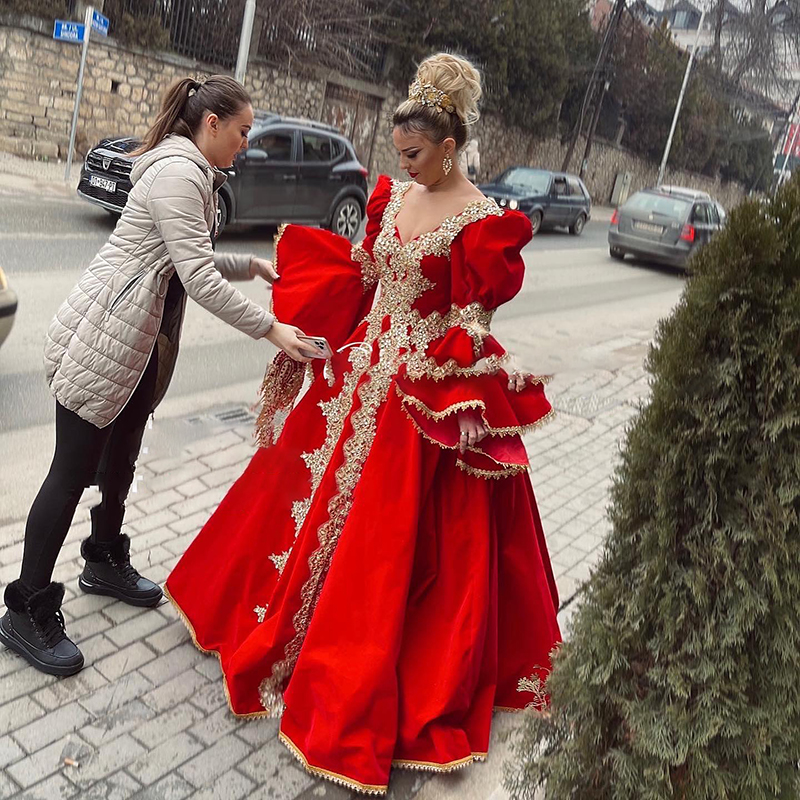 Elegant Kosovo Kaftan Red Velvet Prom Dresses Bell Long Sleeves Gold Lace Appliques Beaded Floor Length Formal Evening Gowns