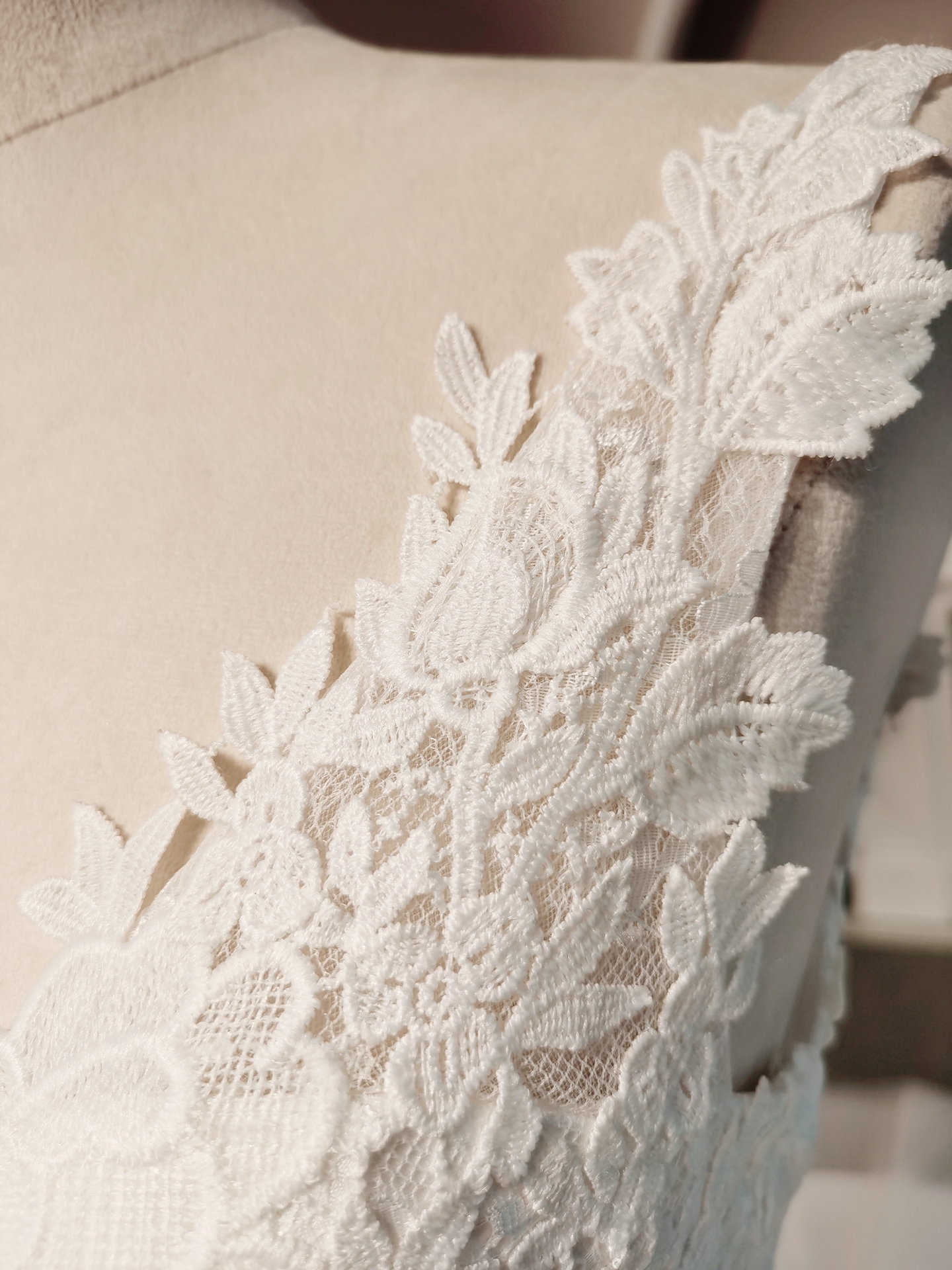 Elegant Ivory A Line Wedding Dresses V-Neck Sleeveless Lace Appliques Chapel Train Long Tulle Bridal Gowns