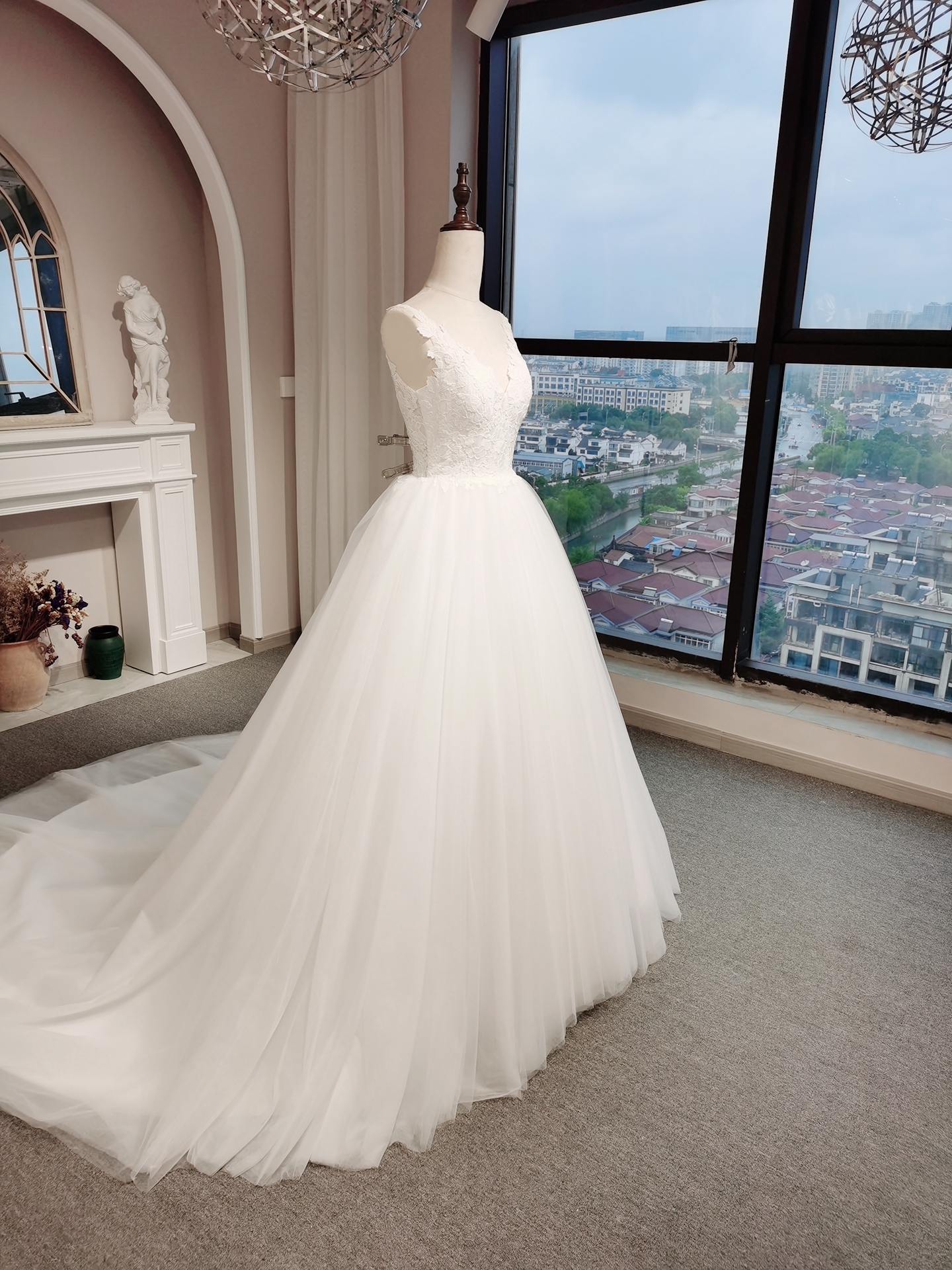 Elegant Ivory A Line Wedding Dresses V-Neck Sleeveless Lace Appliques Chapel Train Long Tulle Bridal Gowns