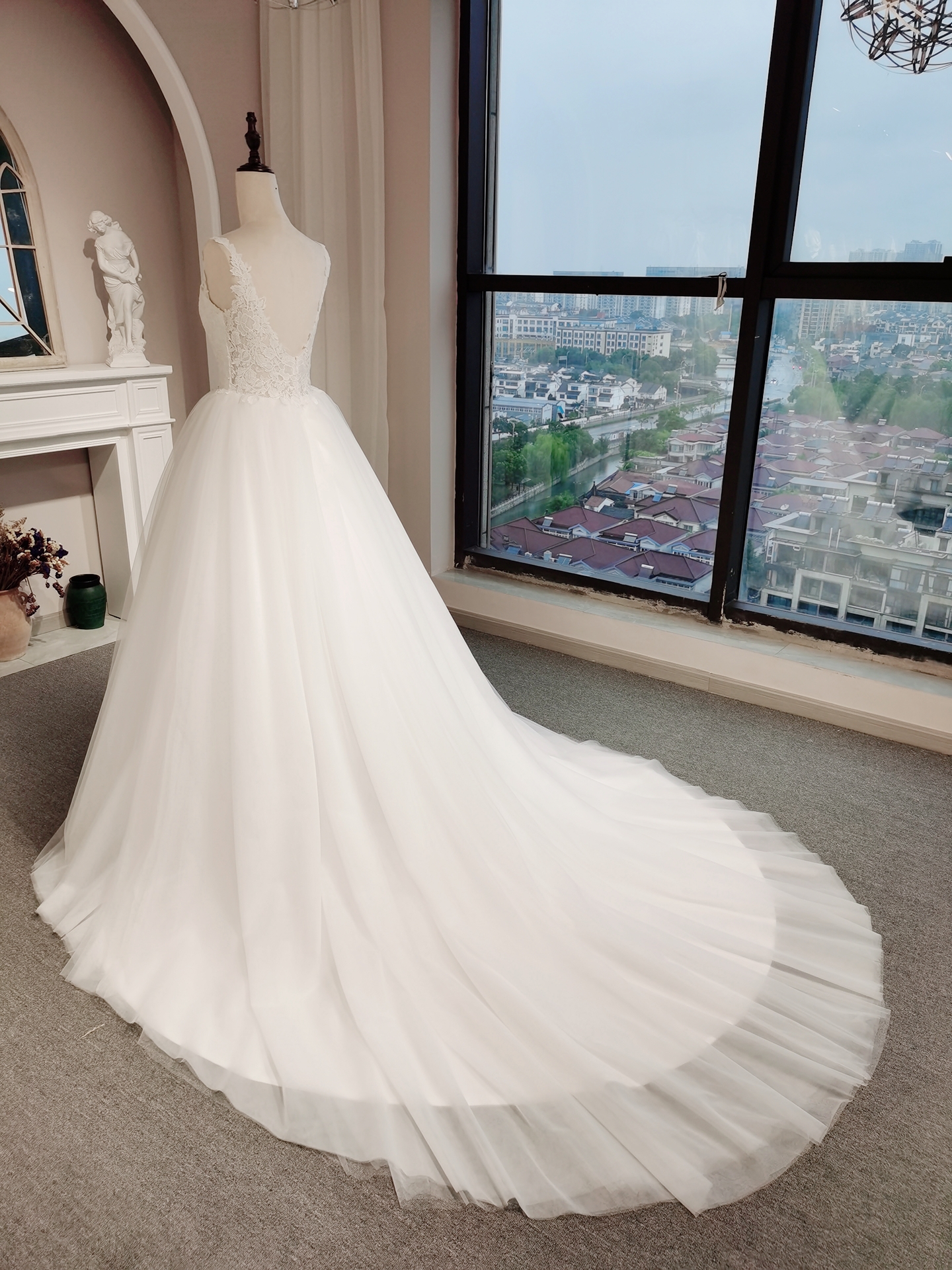 Elegant Ivory A Line Wedding Dresses V-Neck Sleeveless Lace Appliques Chapel Train Long Tulle Bridal Gowns
