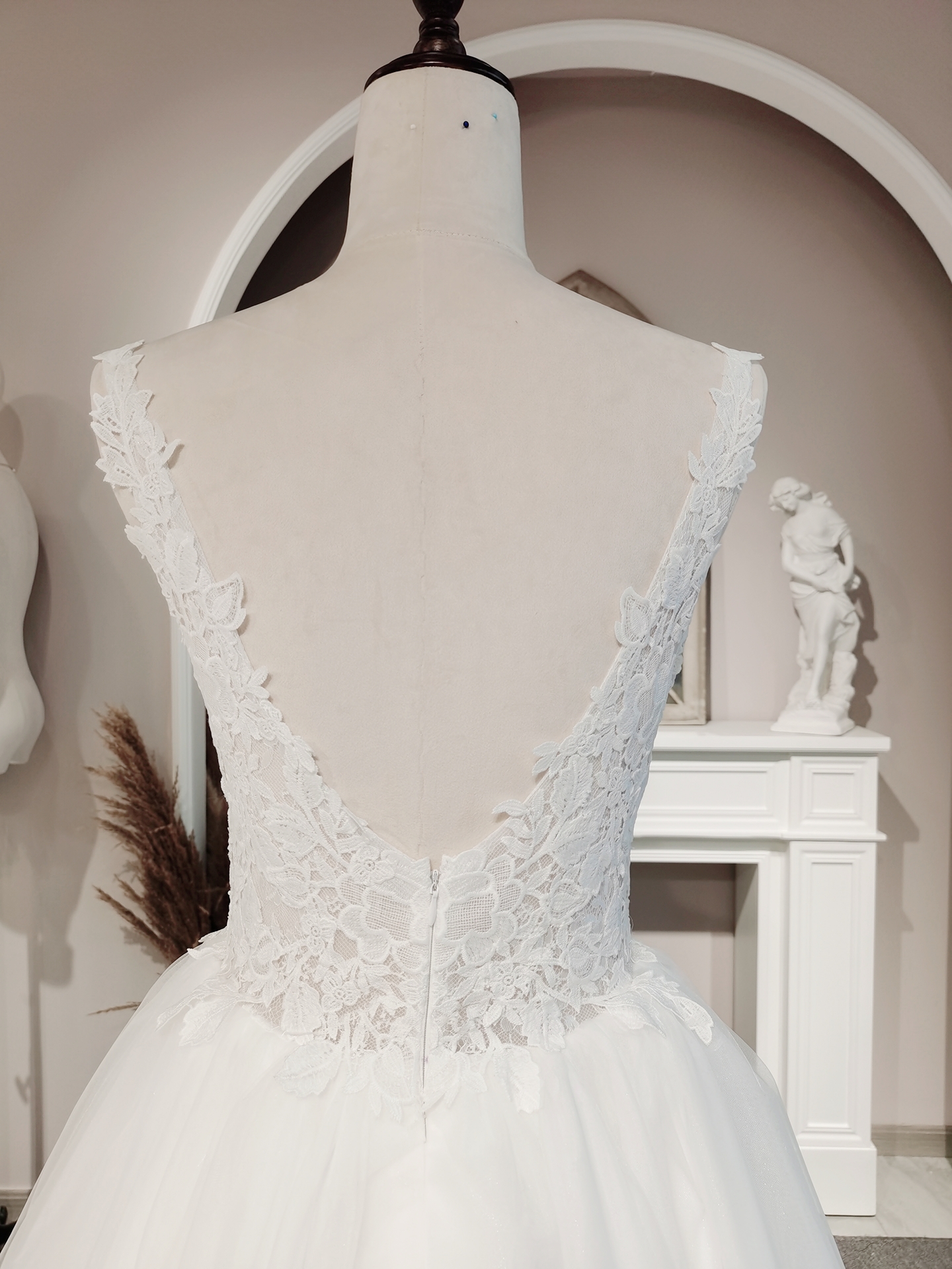 Elegant Ivory A Line Wedding Dresses V-Neck Sleeveless Lace Appliques Chapel Train Long Tulle Bridal Gowns