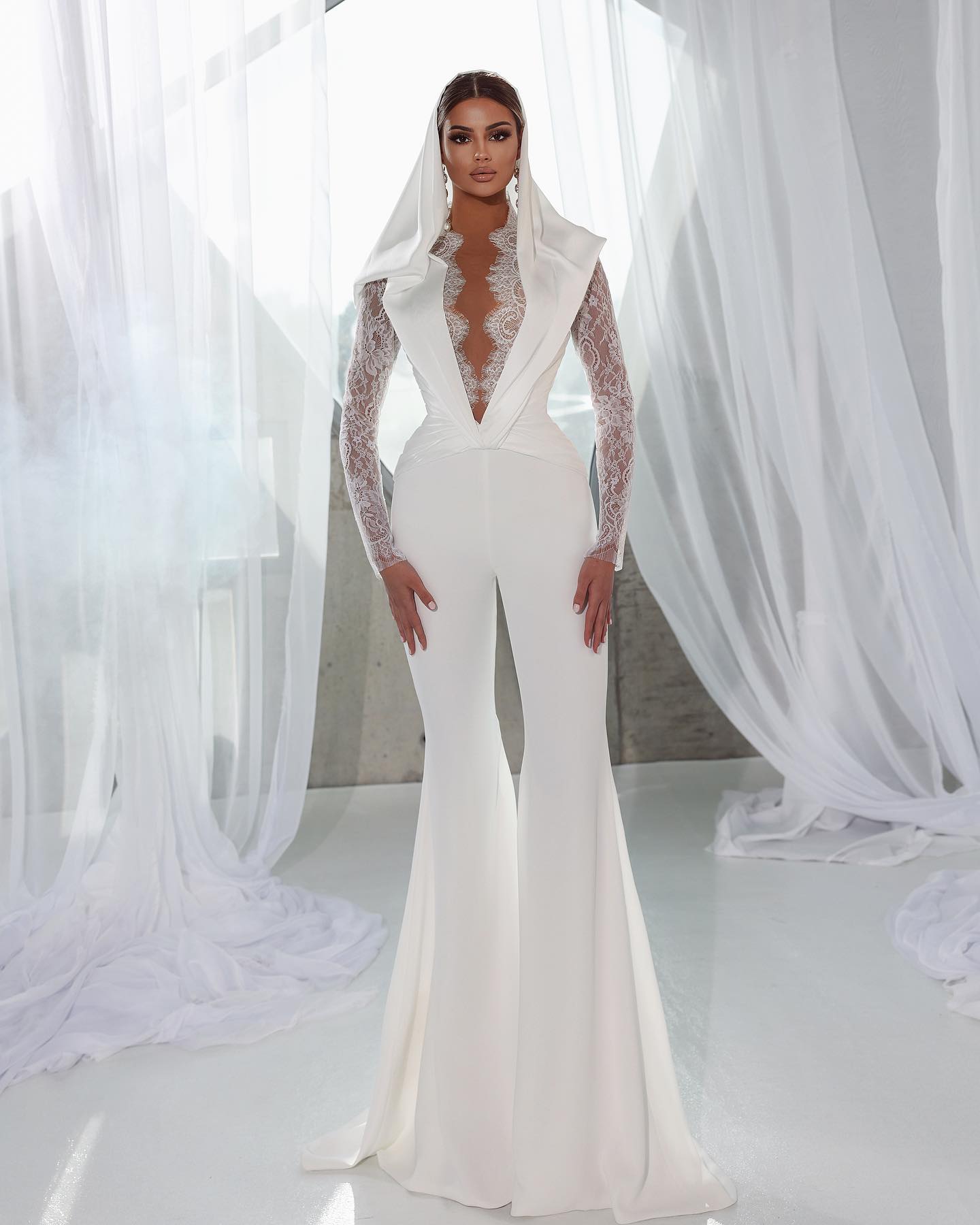 Elegant Muslim Jumpsuit Dresses Lace V Neck Sleeves Satin Wedding Jumpsuits Pleats Long Designer Bridal Gowns Sweep Train 0515
