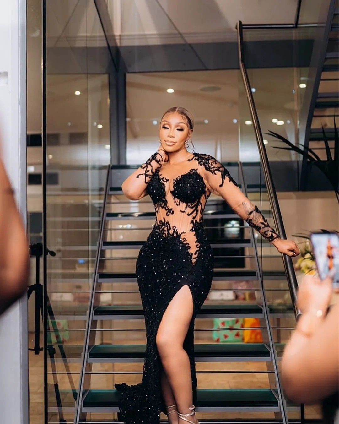 Sexy Black Sequined Sparkly Evening Dresses Long Sleeves Beaded Side Split Plus Size Formal Party Prom Gowns Arabic Aso Ebi Second Reception Engagemen