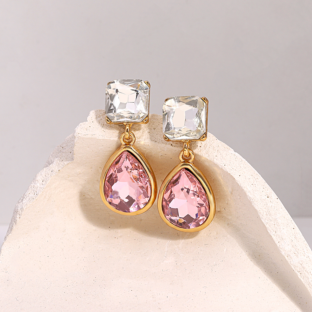 Dangle Chandelier AENSOA Fashion Women Pink Color Big Crystal Hanging Earrings Acrylic Statement Earrings for Women Brincos Jewelry 230808