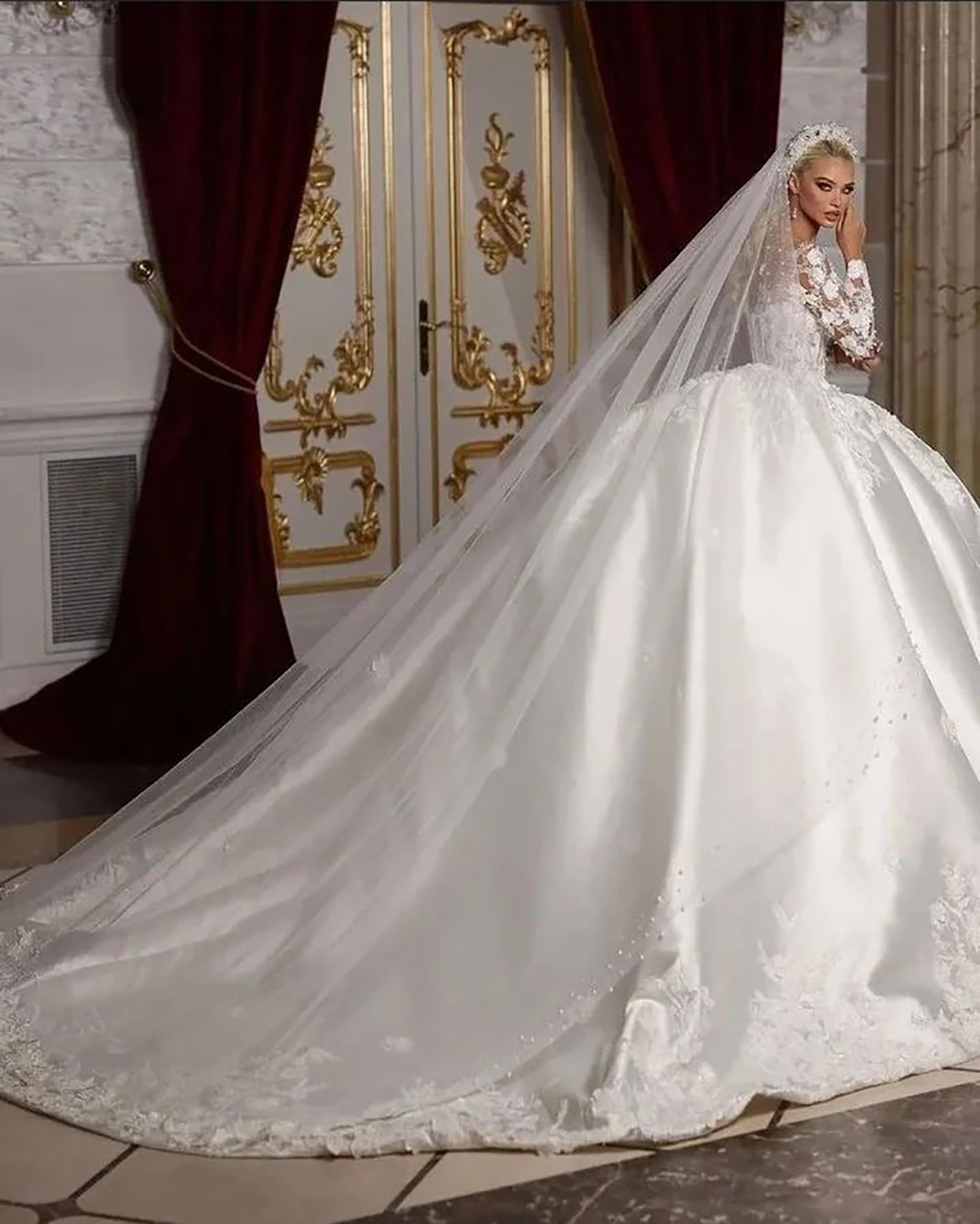 Satin Ball Gown Wedding Dress Lace Appliques Sheer Neck Bridal Gowns Long Sleeve Sweep Train Bride Dress vestido de casamento