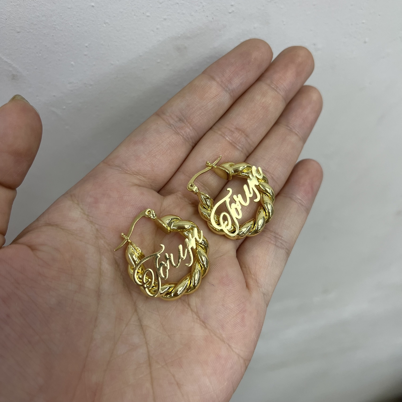 Hoop Huggie Custom Name Hoop Earrings For Kids Baby Personalized Letter Earrings Mini Twist Hoop Earrings Stainledd Steel Hypoallergenic 230808