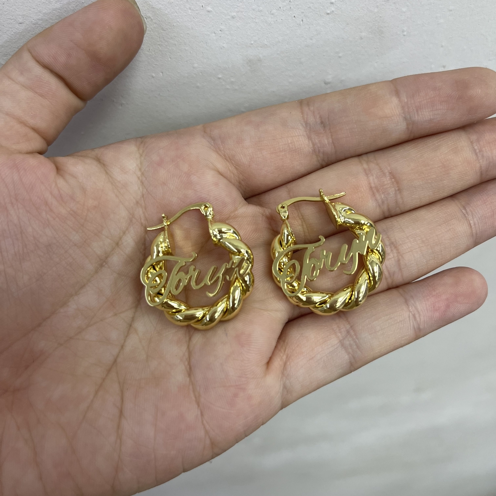 Hoop Huggie Custom Name Hoop Earrings For Kids Baby Personalized Letter Earrings Mini Twist Hoop Earrings Stainledd Steel Hypoallergenic 230808