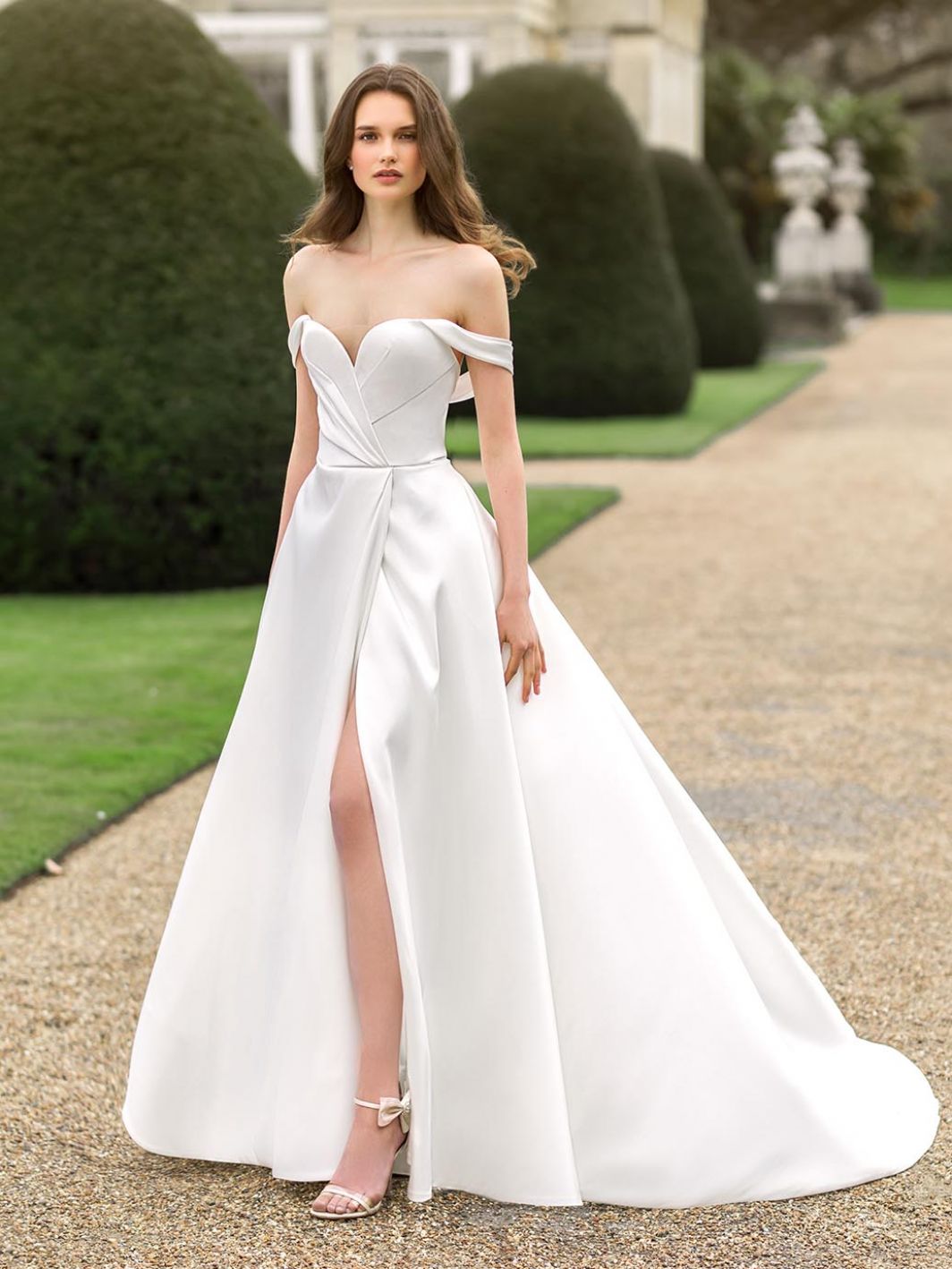 New A-Line Thigh-High Slits Wedding Dresses Strpless Sweep Train Backless Garden Beach Sexy Beach Bridal Gowns Lace Appliques Vestidos De Novia