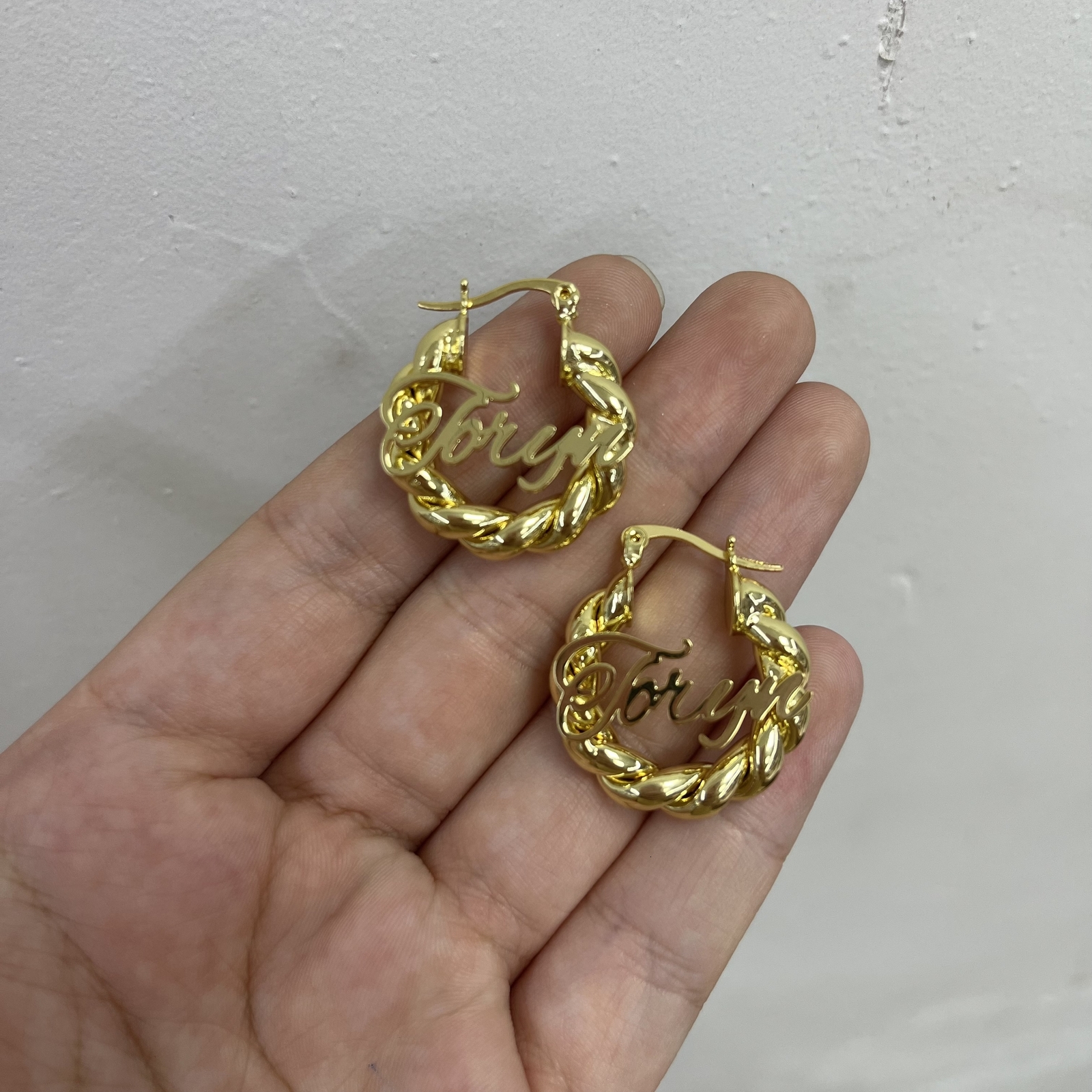 Hoop Huggie Custom Name Hoop Earrings For Kids Baby Personalized Letter Earrings Mini Twist Hoop Earrings Stainledd Steel Hypoallergenic 230808