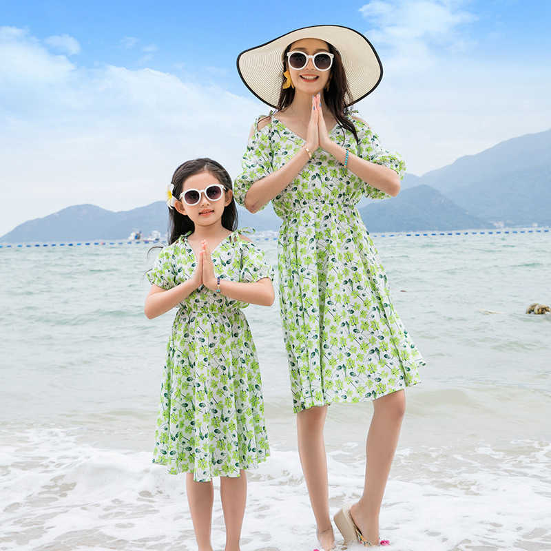 Family Matching Outfits Family Matching Outfits Summer Beach Mum Daughter Floral Dresses Dad Son T-shirt+Shorts Couple Clothing Holiday R230810