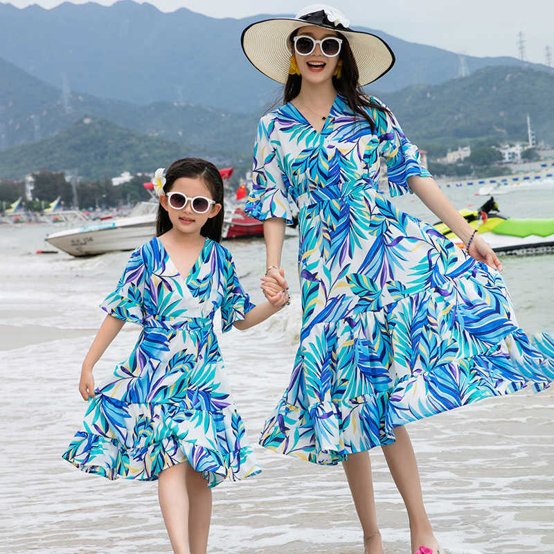 Family Matching Outfits Family Matching Outfits Summer Beach Mum Daughter Dresses Dad Son T-shirt+Shorts Couple Clothes Holiday R230810