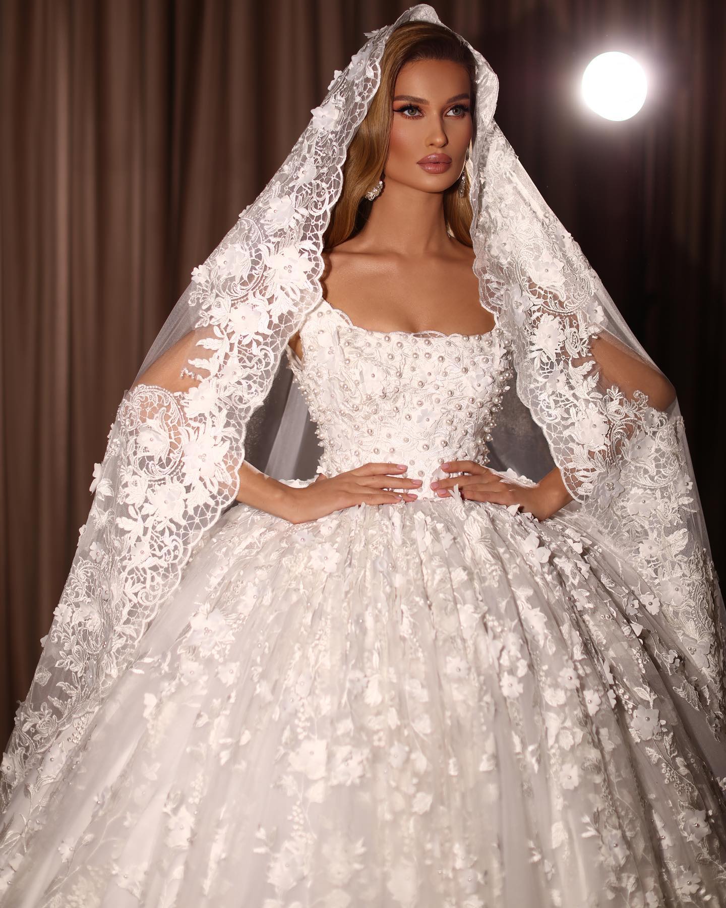 Lace Ball Gown Dresses Square Neck Pearls Princess Wedding Dress Sweep Train Bridal Gowns