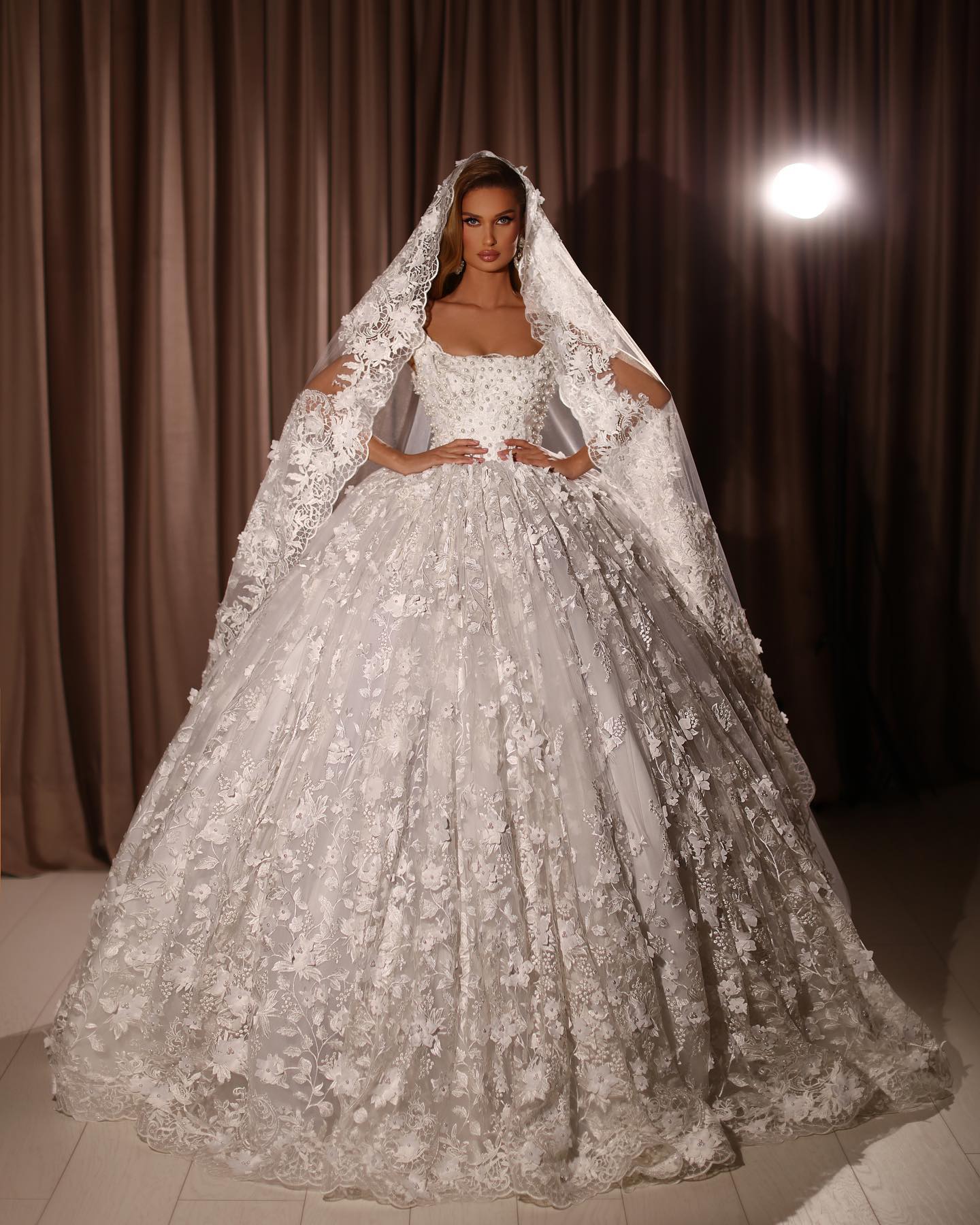 Lace Ball Gown Dresses Square Neck Pearls Princess Wedding Dress Sweep Train Bridal Gowns