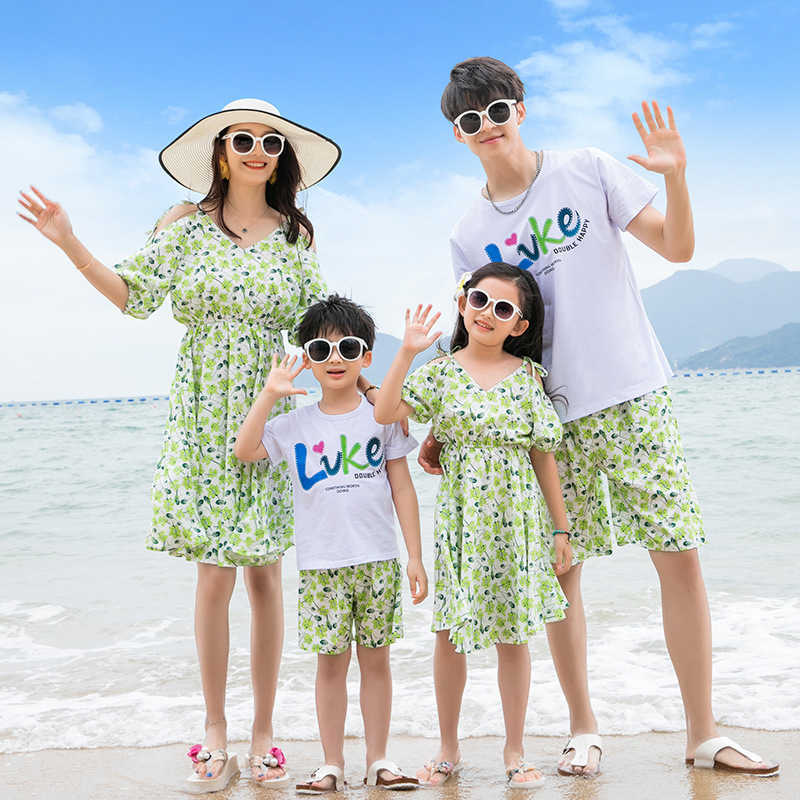Family Matching Outfits Family Matching Outfits Summer Beach Mum Daughter Floral Dresses Dad Son T-shirt+Shorts Couple Clothing Holiday R230810