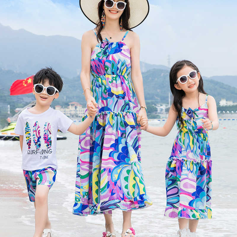Family Matching Outfits Family Matching Outfit Summer Beach Mum Daughter Dresses Dad Son T-shirt+Shorts Couple Clothes Holiday R230810
