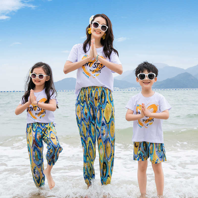 Family Matching Outfits Summer Beach Family Matching Outfits Mum Daughter Dad Son T-shirt+Shorts Holiday Couple Lovers Clothing R230810