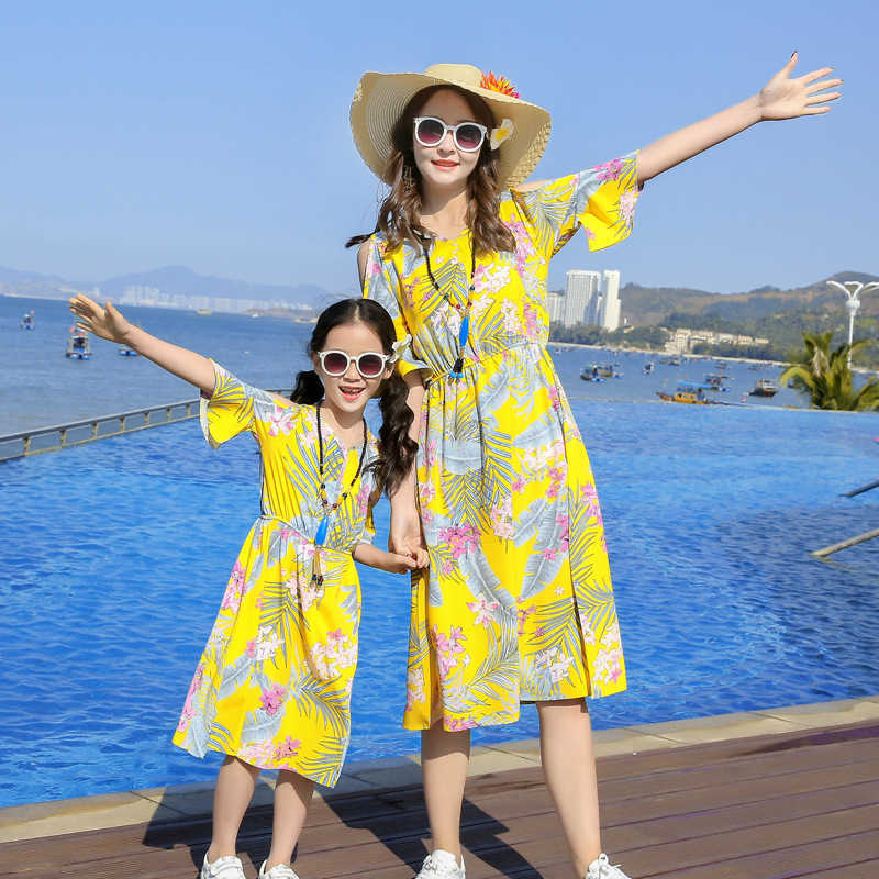 Family Matching Outfits Summer Beach Matching Family Clothes Mum Daughter Floral Dresses Dad Son Cotton T-shirts+Shorts Holiday Couple Outfits R230810