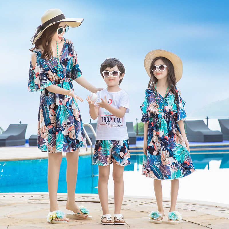Family Matching Outfits Family Matching Outfits Mother Daughter Floral Dresses Summer Beach Dad Son T-shirt+Shorts Holiday Couple Clothing R230810
