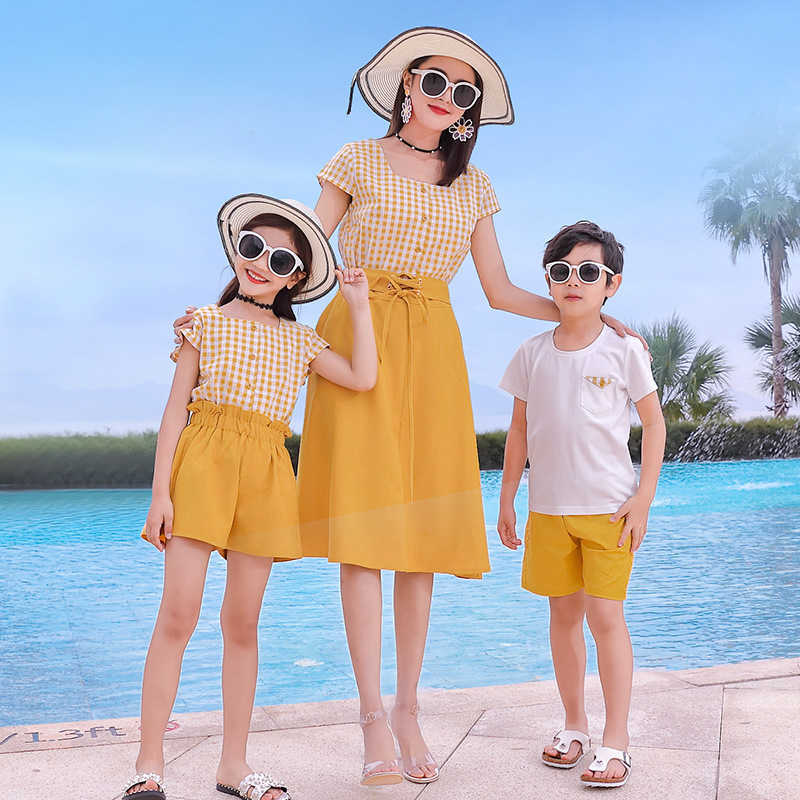 Family Matching Outfits Matching Family Outfits Summer Mum Daughter Dress Dad Son Cotton T-shirt +Shorts Holiday Beach Couples Matching Clothing R2308